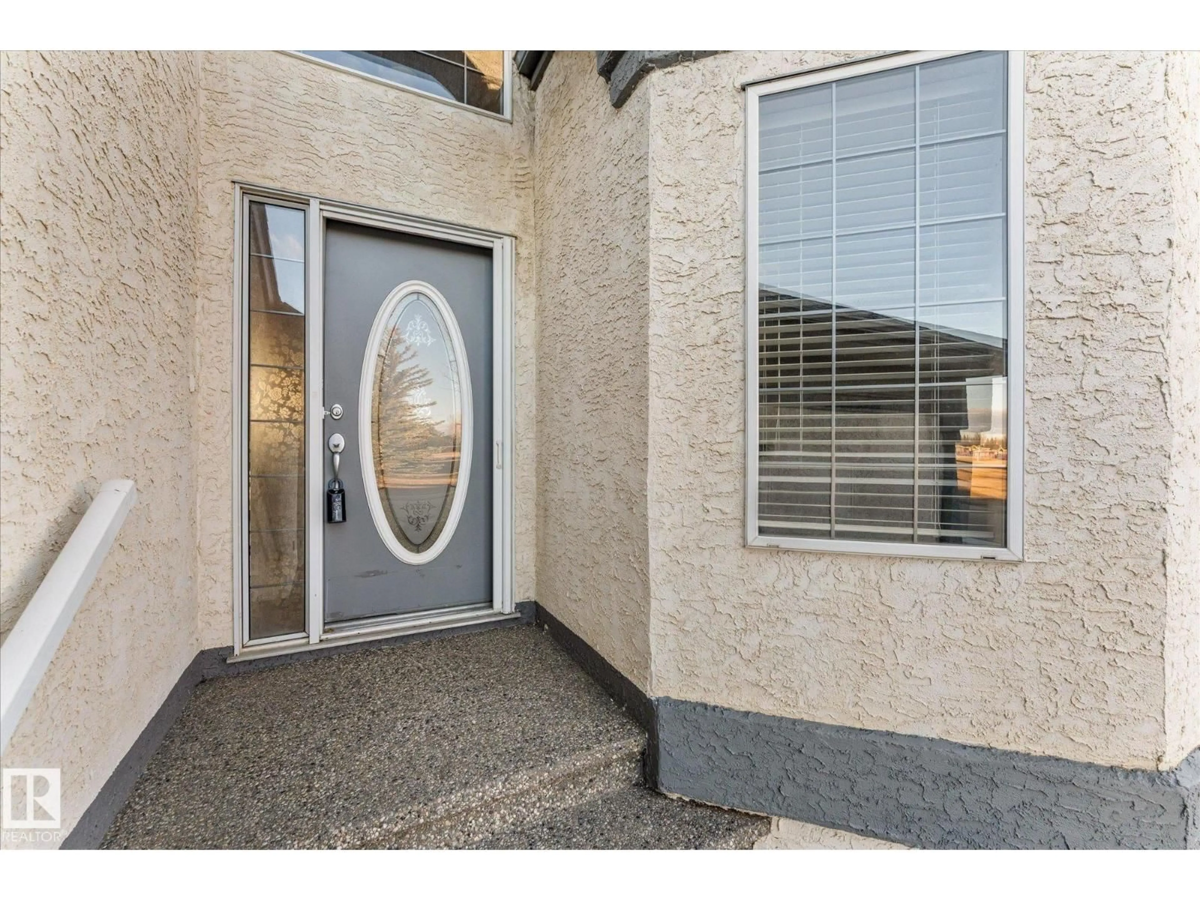 Indoor entryway for 813 PROCTOR WD, Edmonton Alberta T5T6H2