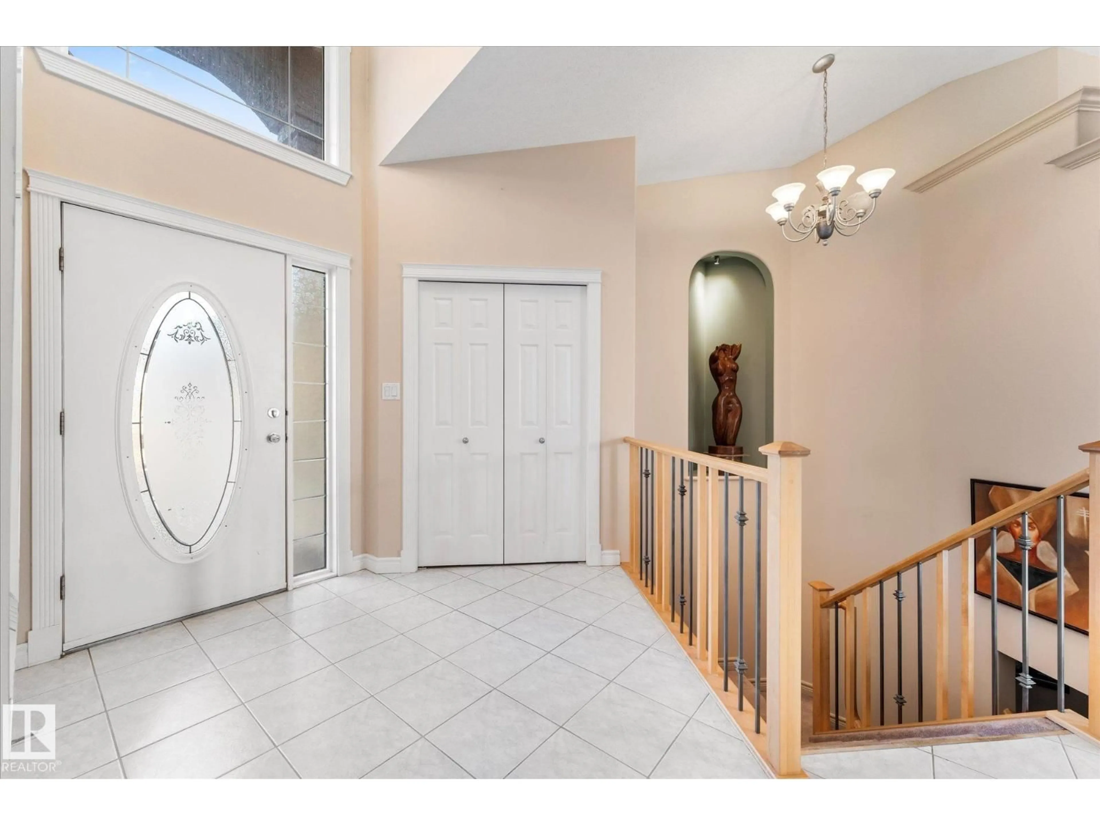 Indoor foyer for 813 PROCTOR WD, Edmonton Alberta T5T6H2