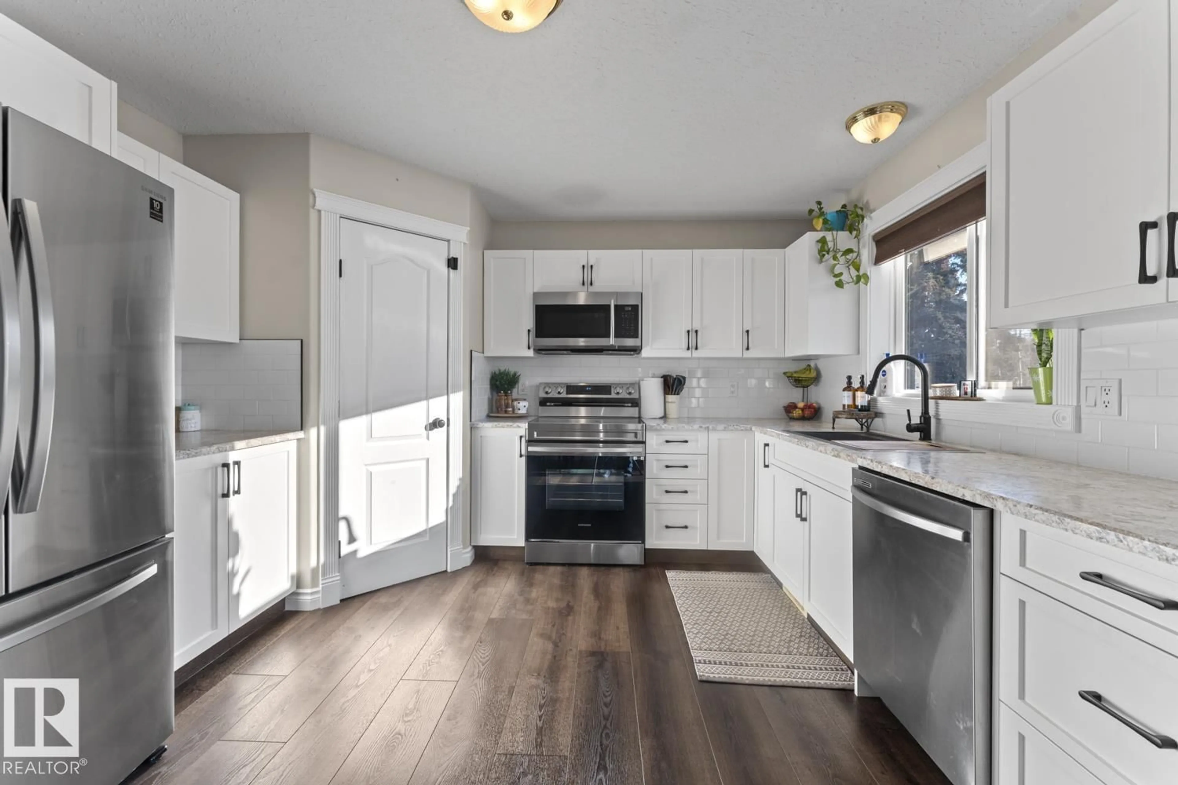 Open concept kitchen, ceramic/tile floor for 605 12 AV, Cold Lake Alberta T9M1H5