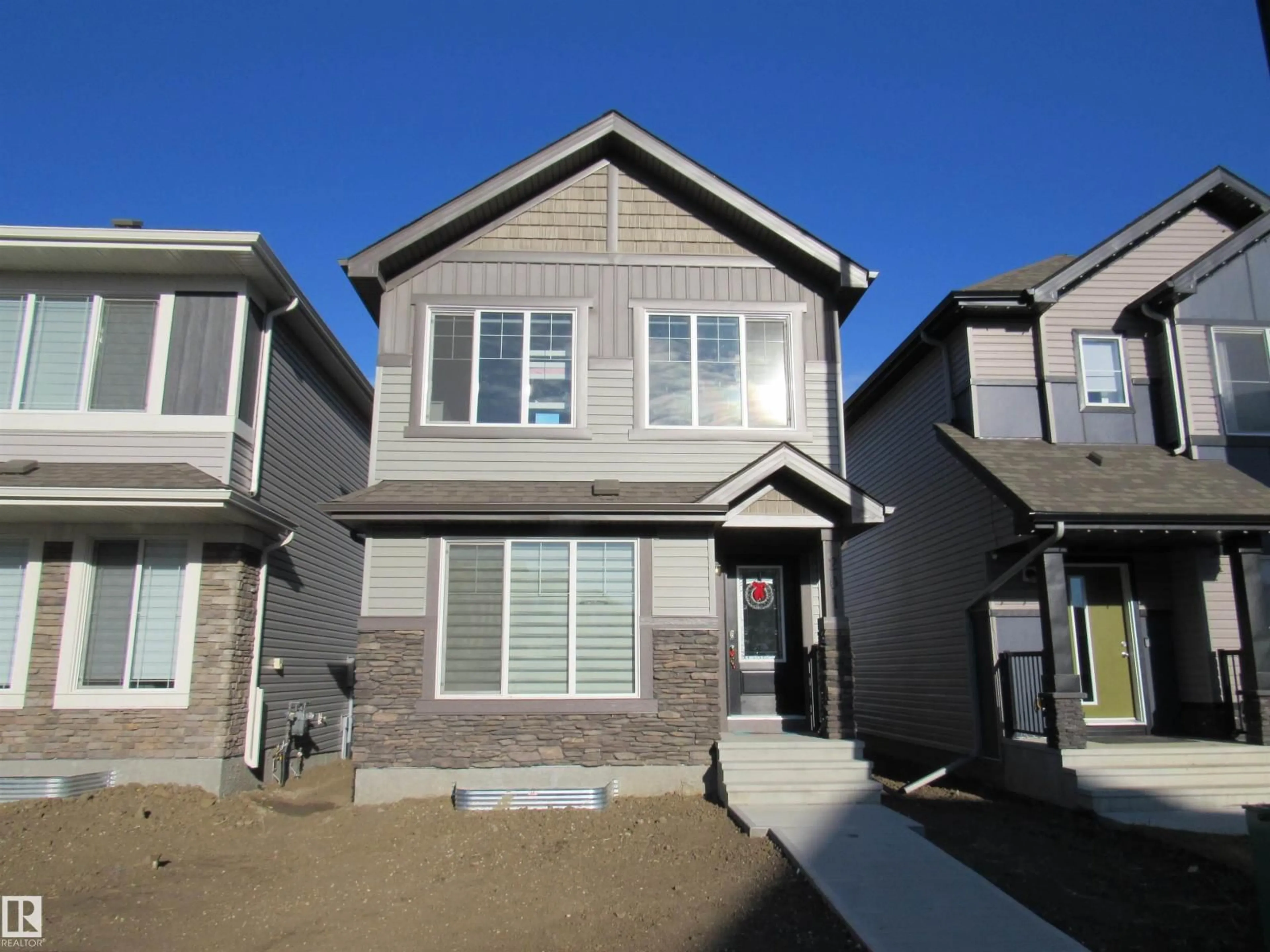 Home with vinyl exterior material, street for 201 SUNLAND WY, Sherwood Park Alberta T8H2Y6