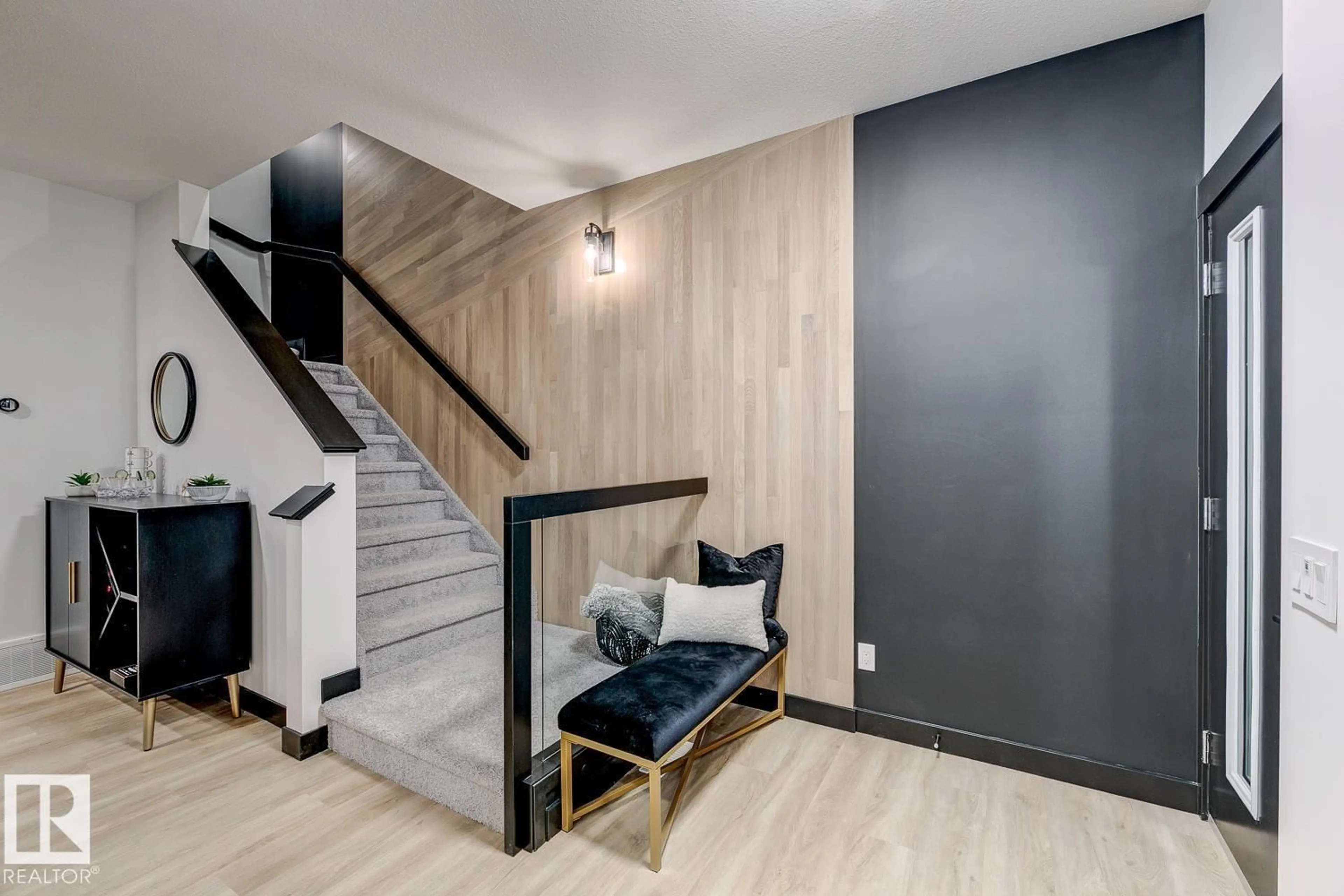 Indoor entryway for 4168 KINGLET DRIVE, Edmonton Alberta T5S0W1