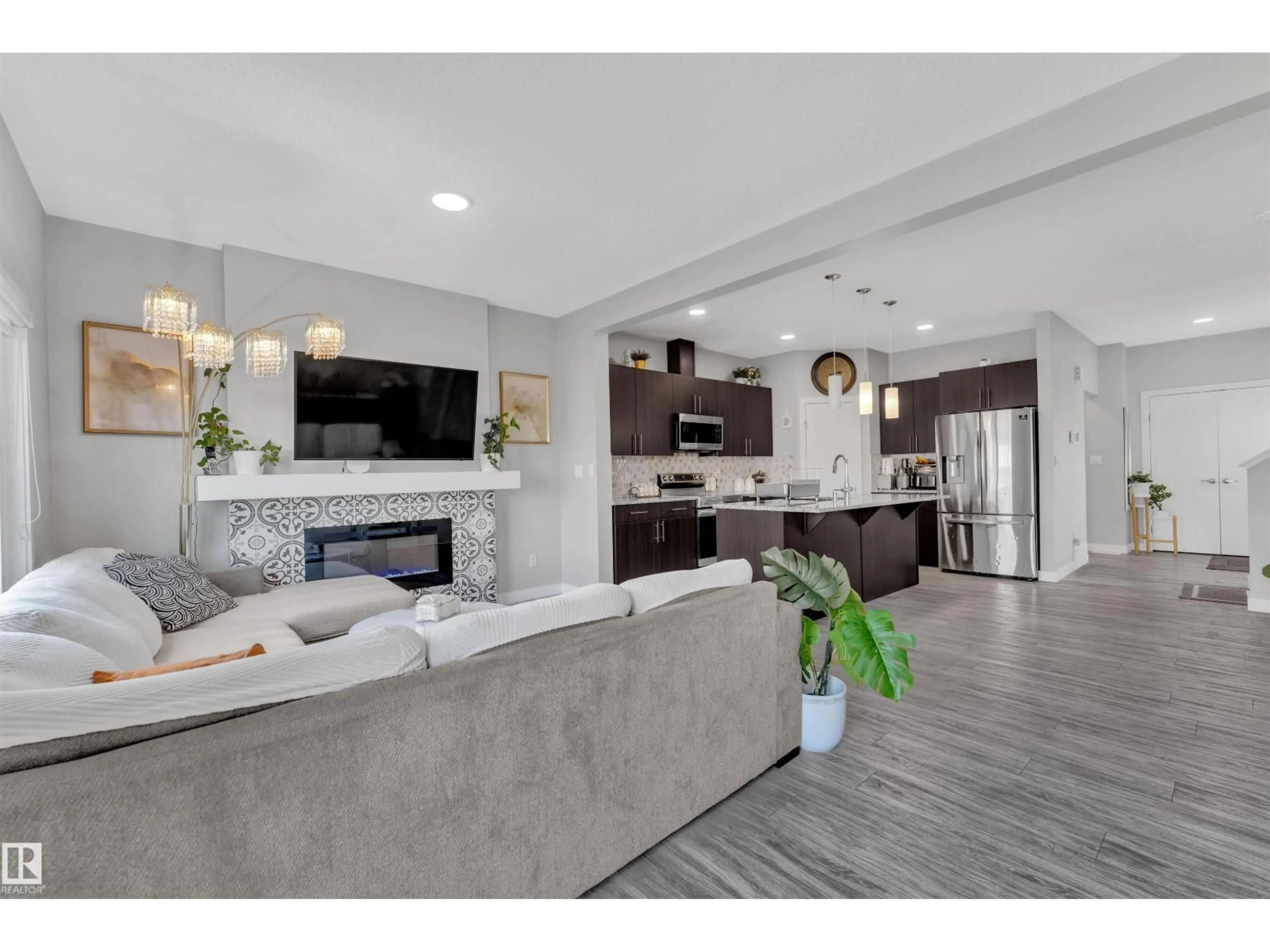 Open concept kitchen, ceramic/tile floor for 252 39 AV, Edmonton Alberta T6T1J2
