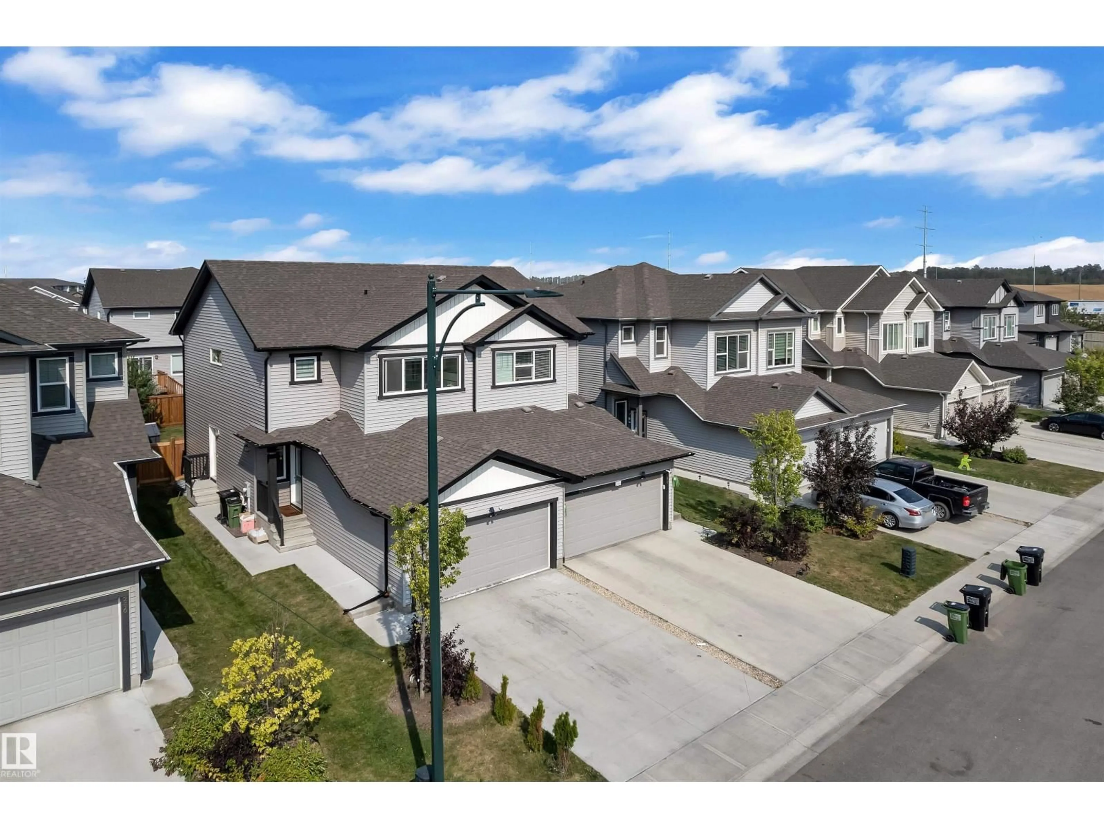 A pic from outside/outdoor area/front of a property/back of a property/a pic from drone, street for 252 39 AV, Edmonton Alberta T6T1J2