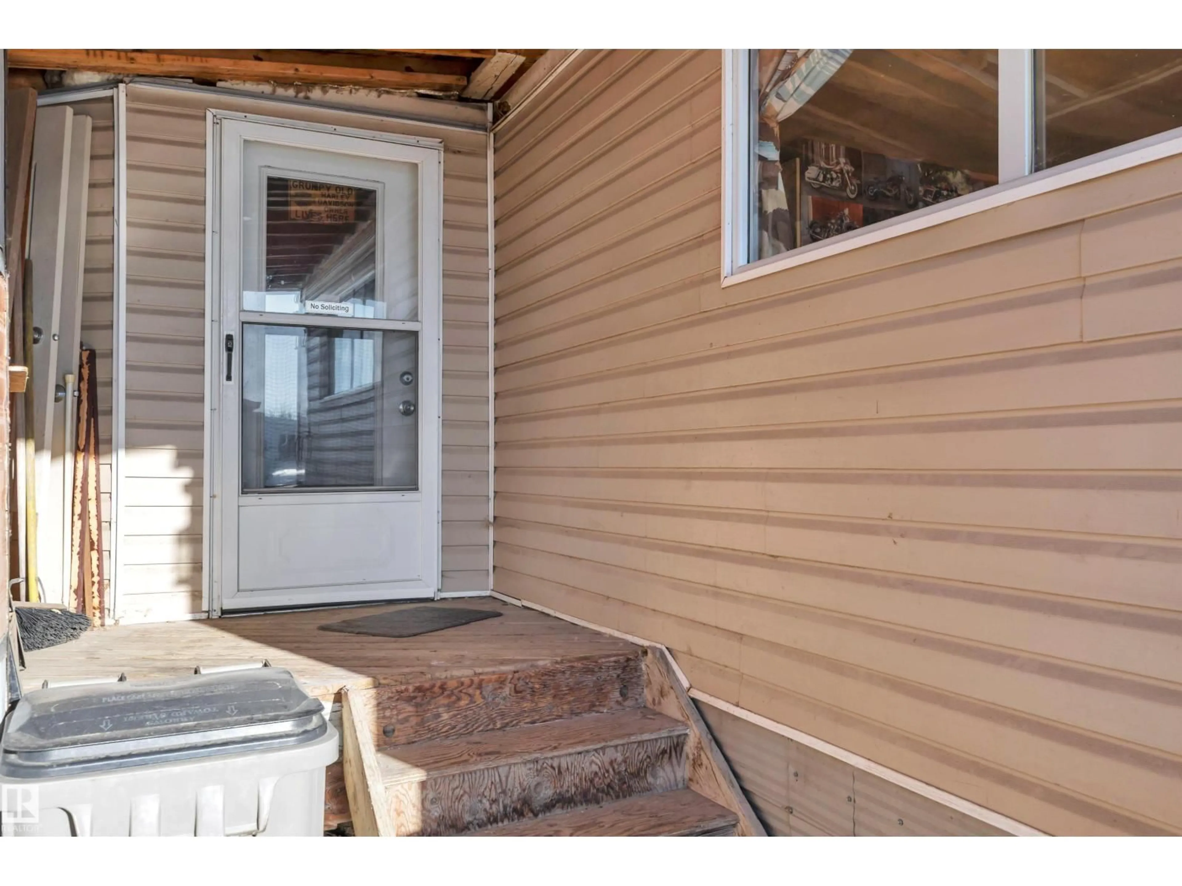 Indoor entryway for 21 CALMAR MOBILE HOME PARK, Calmar Alberta T0C0V0