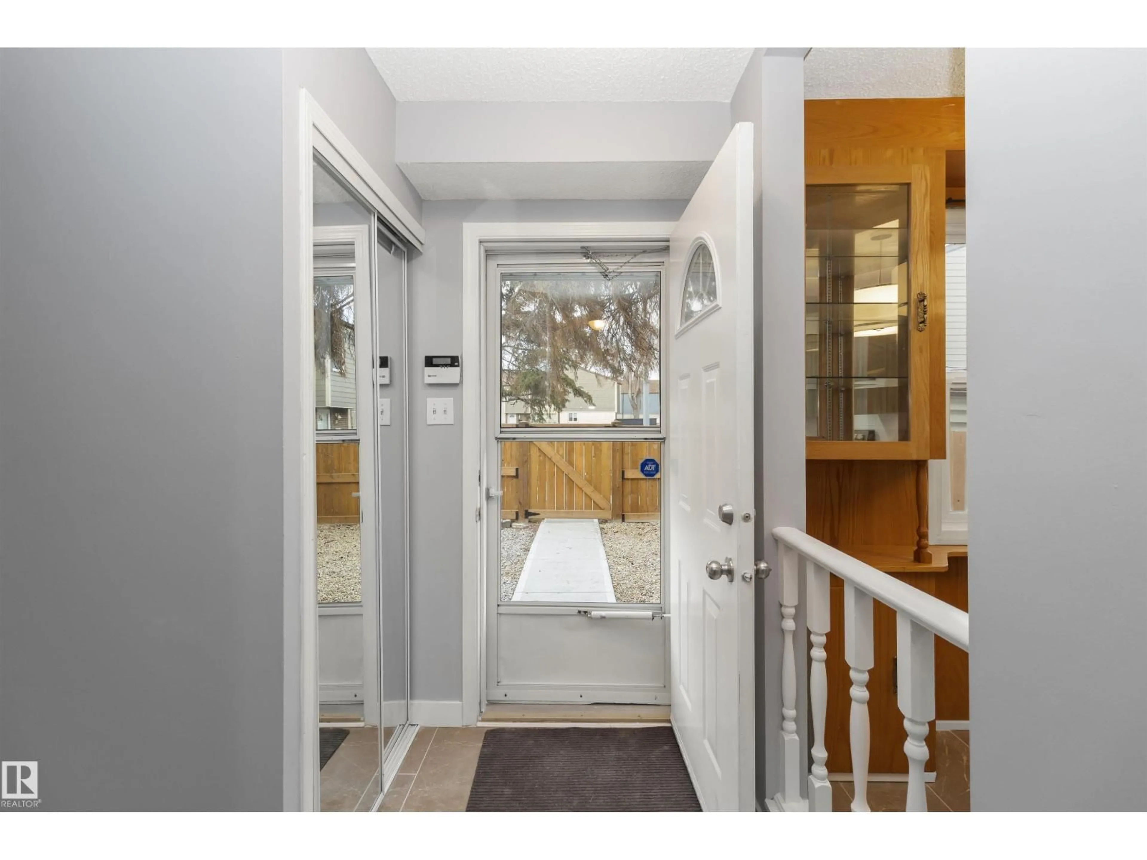Indoor entryway for 18 WILLOWDALE PL, Edmonton Alberta T5T1Z4