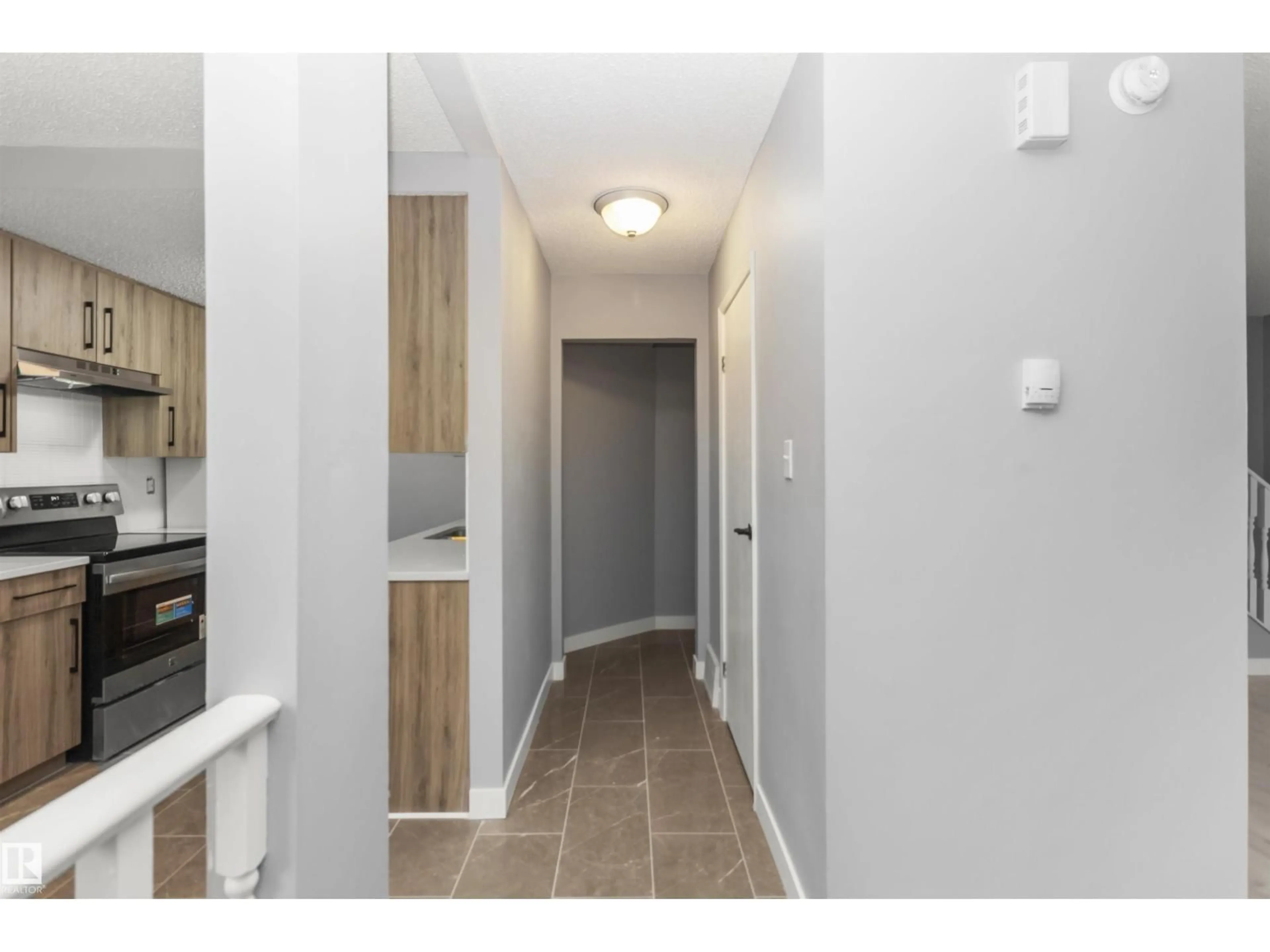 Indoor entryway for 18 WILLOWDALE PL, Edmonton Alberta T5T1Z4