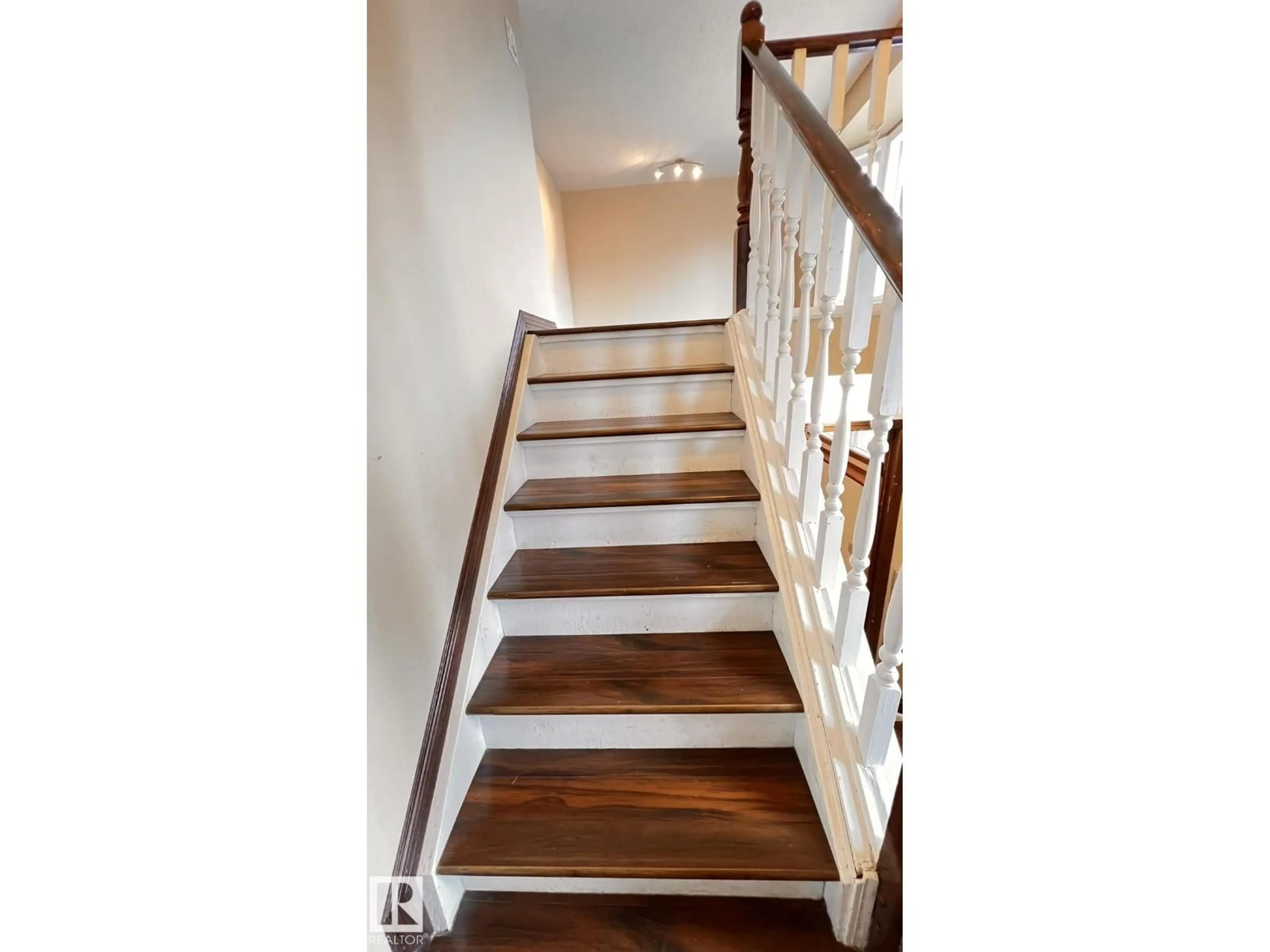 Stairs for 17324 92 AV, Edmonton Alberta T5T3C2