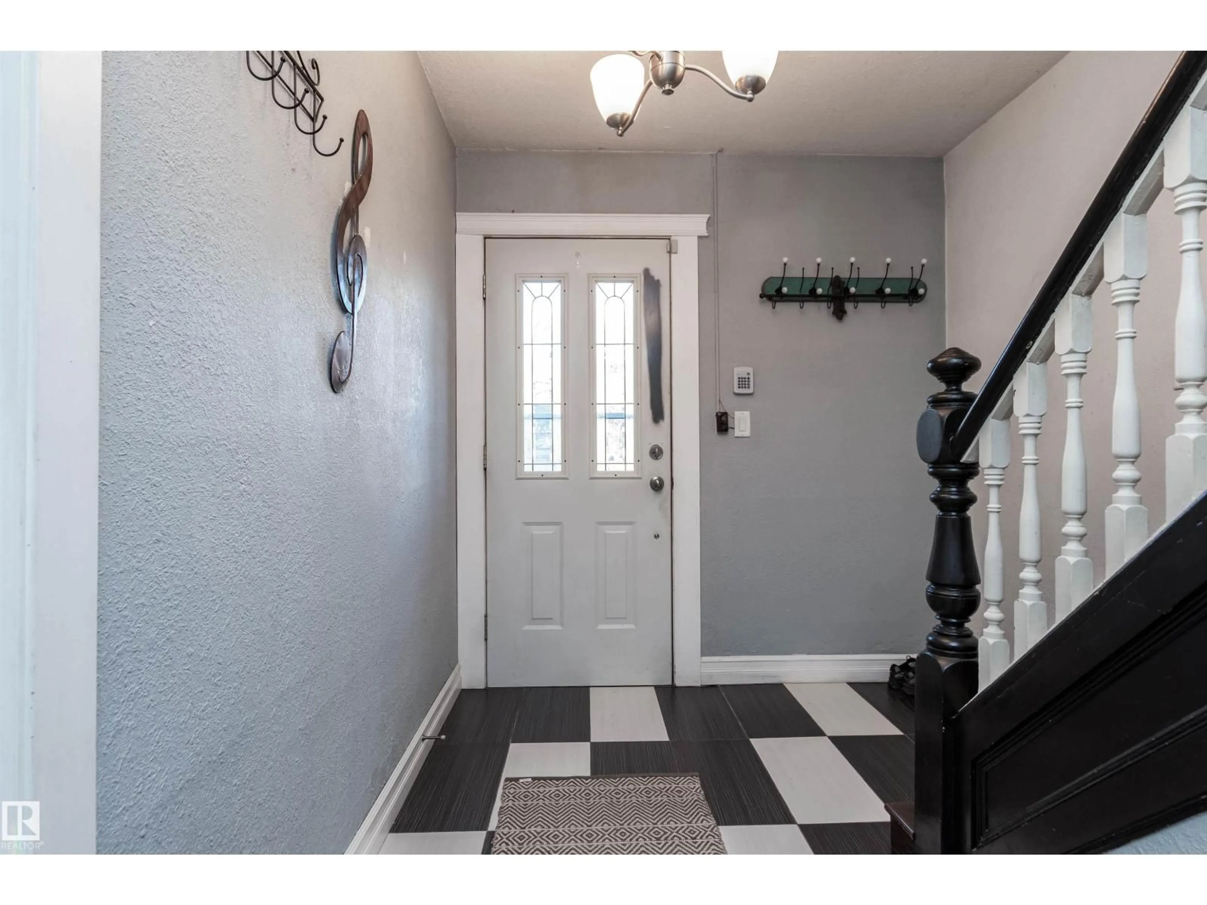 Indoor entryway for NW - 9213 101A AV, Edmonton Alberta T5H0C2