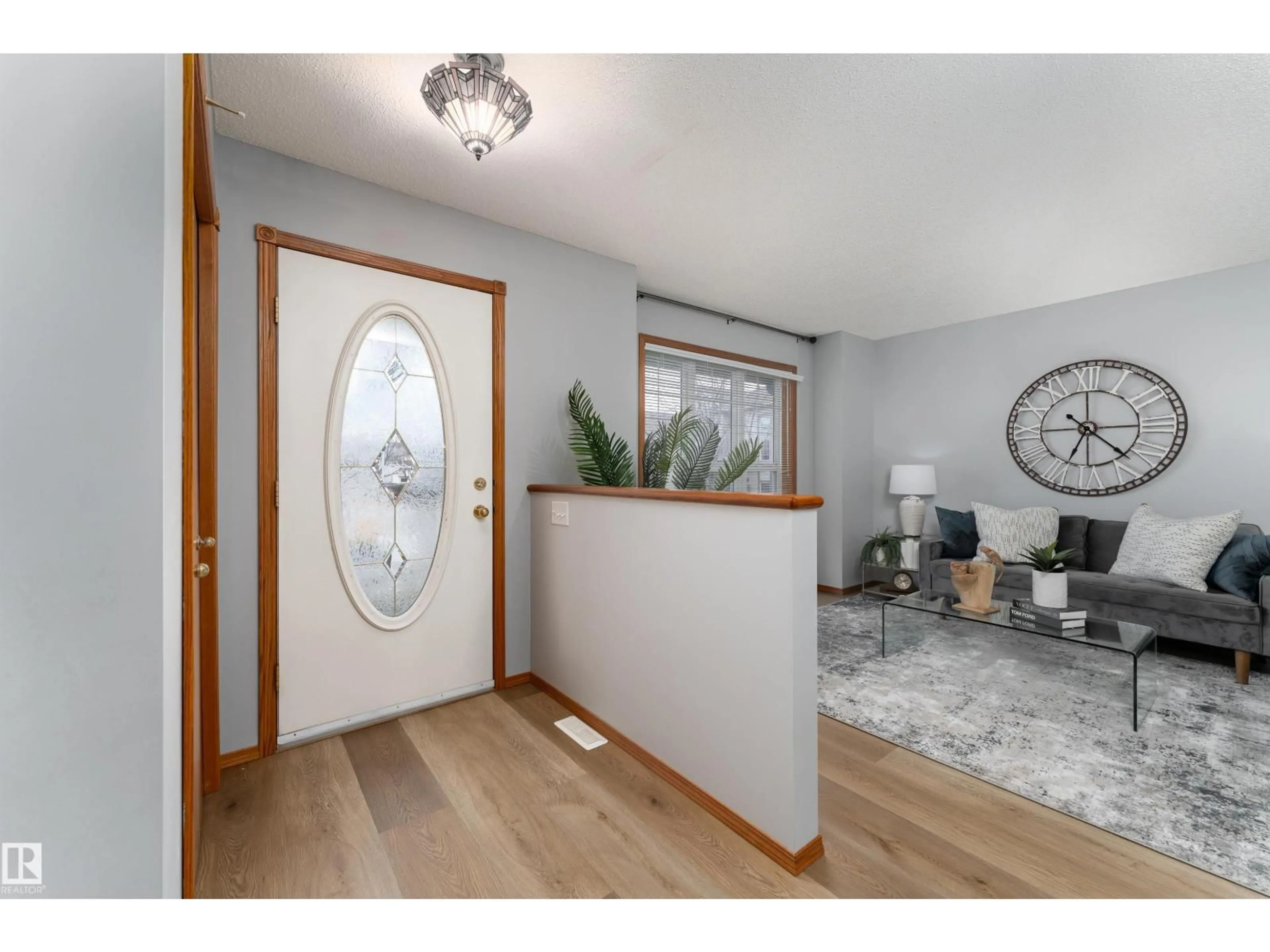Indoor entryway for 1504 GRANT CO, Edmonton Alberta T5T6L3