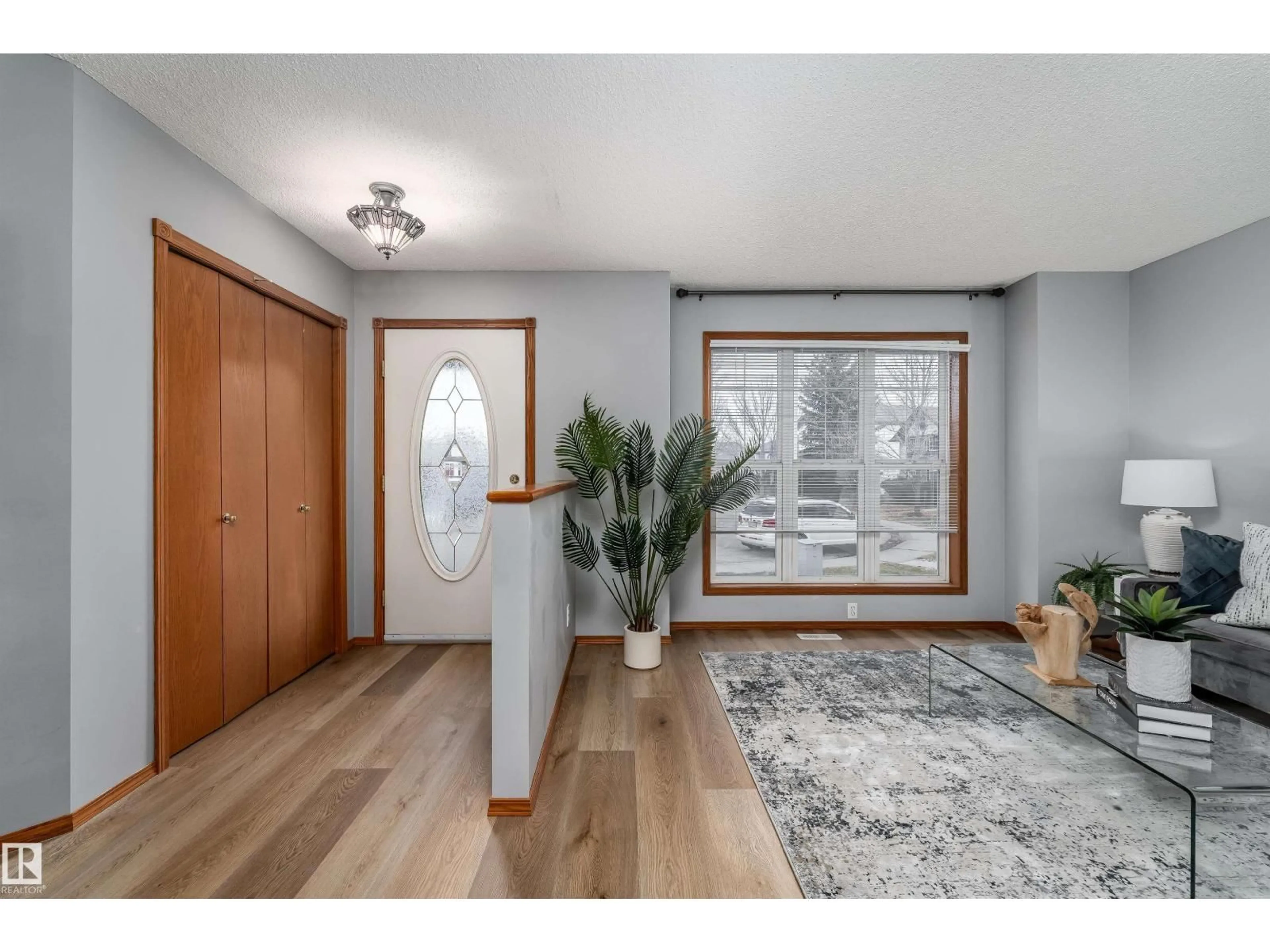 Indoor entryway for 1504 GRANT CO, Edmonton Alberta T5T6L3