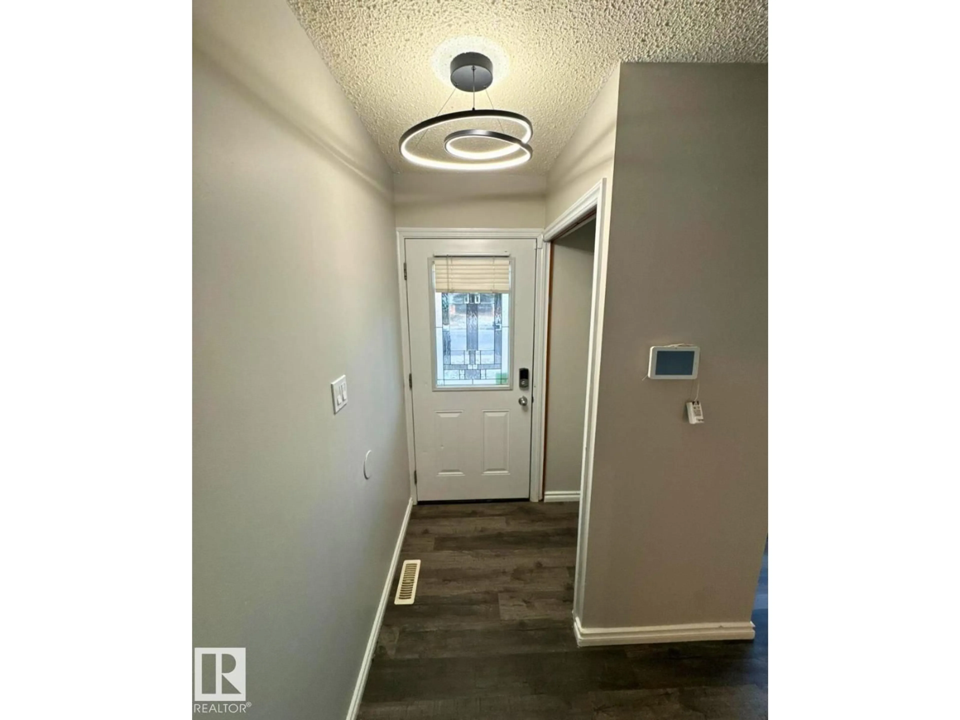 Indoor entryway for 1504 62 ST, Edmonton Alberta T6L1S8