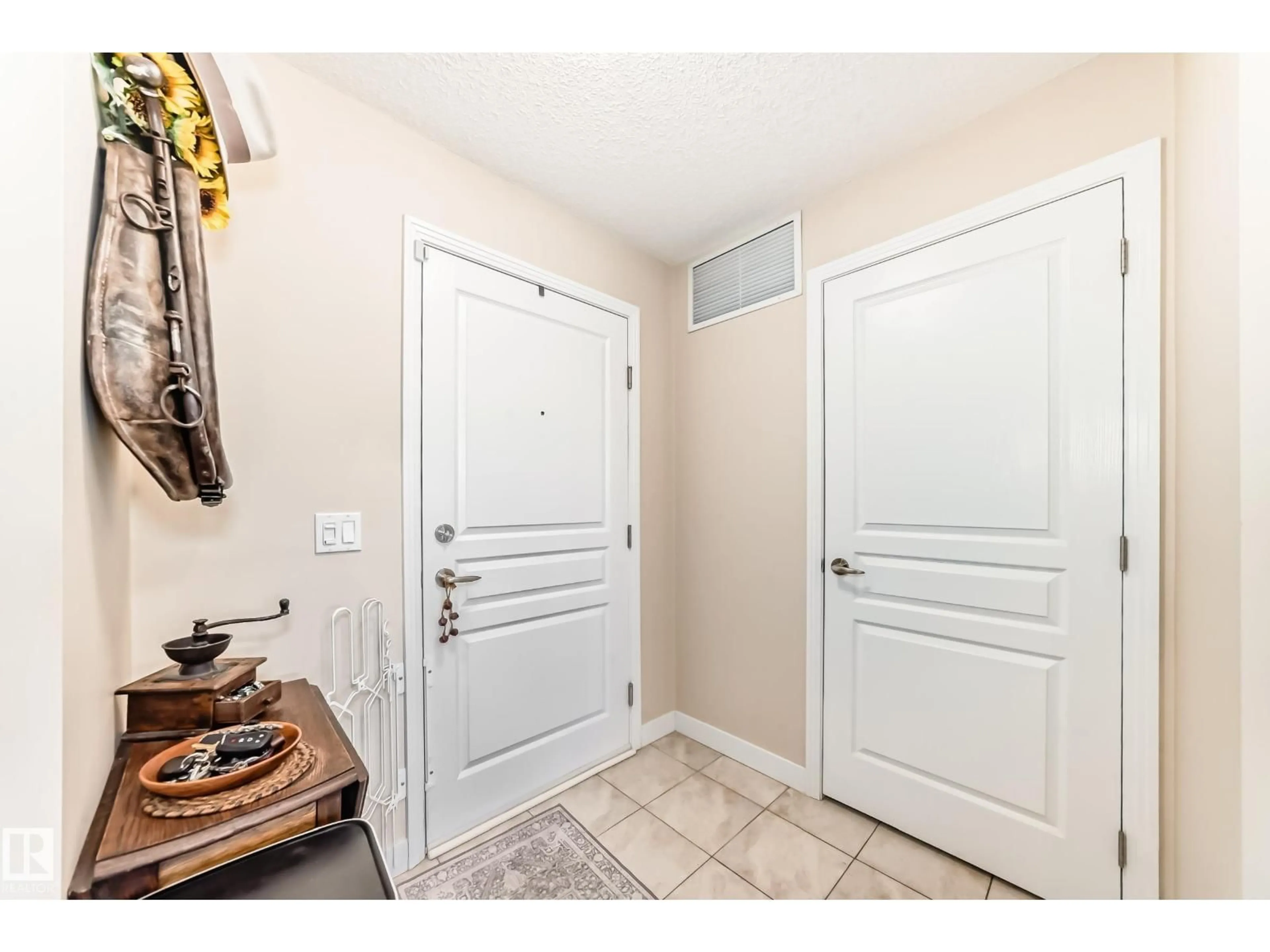 Indoor entryway for 1101 AUGUSTINE CR, Sherwood Park Alberta T8H0X8