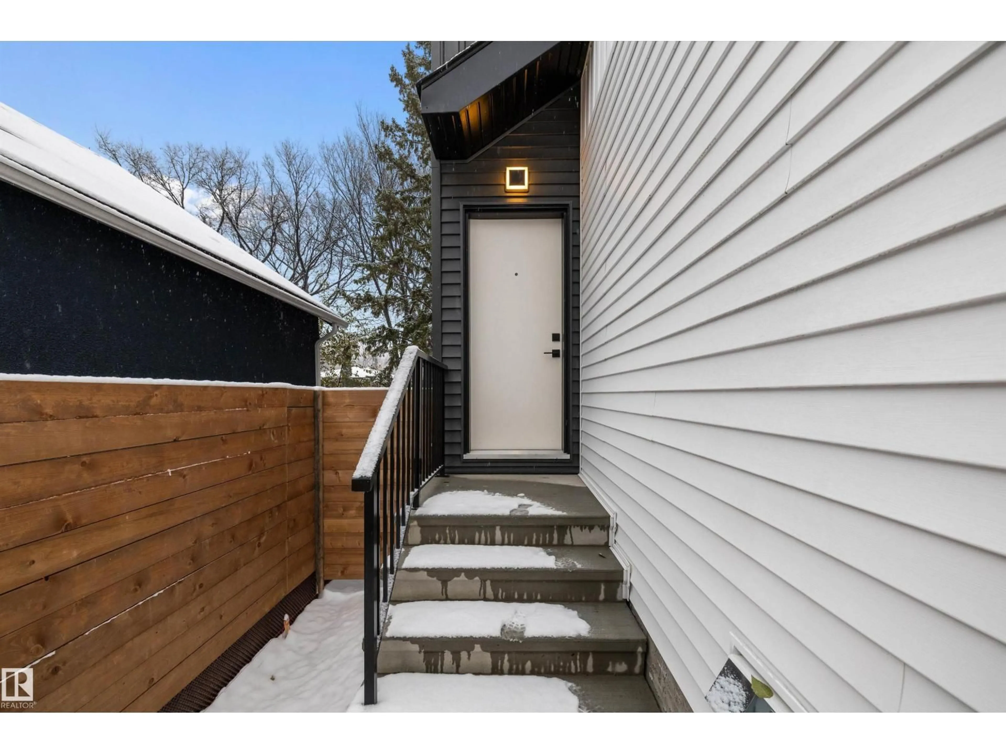 Indoor entryway for 11338 89 ST, Edmonton Alberta T5B3T6