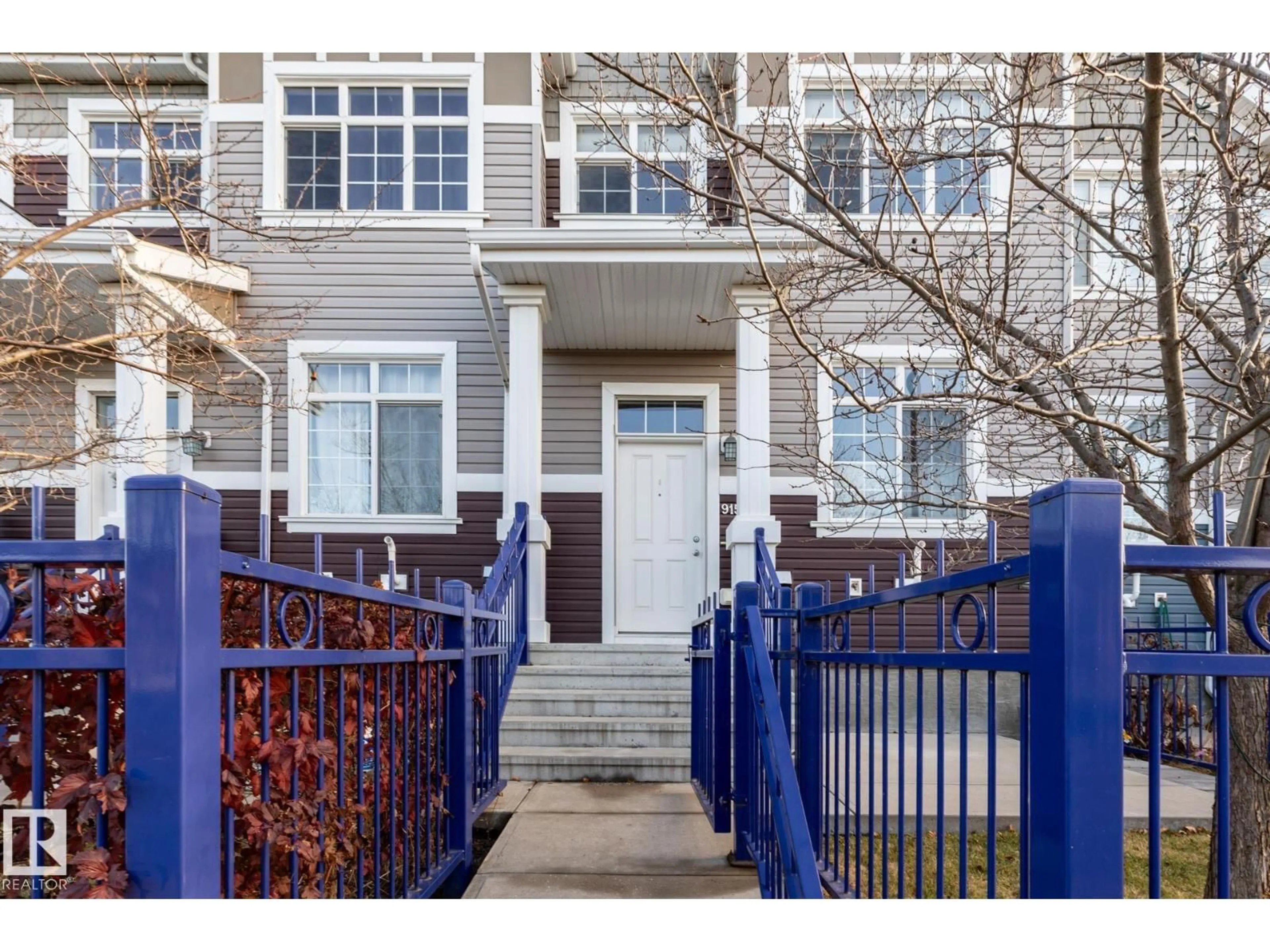 Indoor entryway for 9157 SHAW WY, Edmonton Alberta T6X0S4