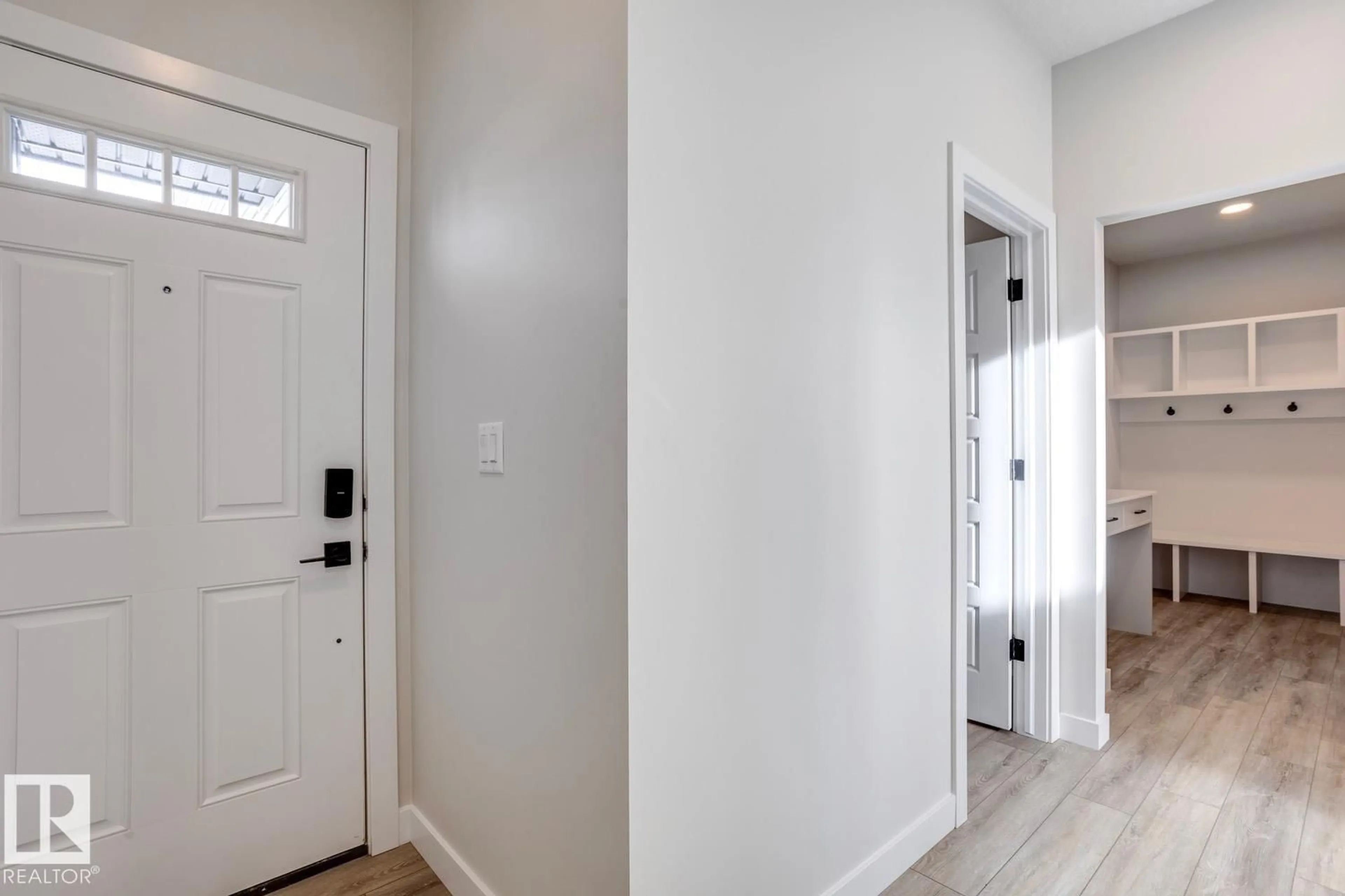 Indoor entryway for 6 ELIS LI, Spruce Grove Alberta T7X4G8