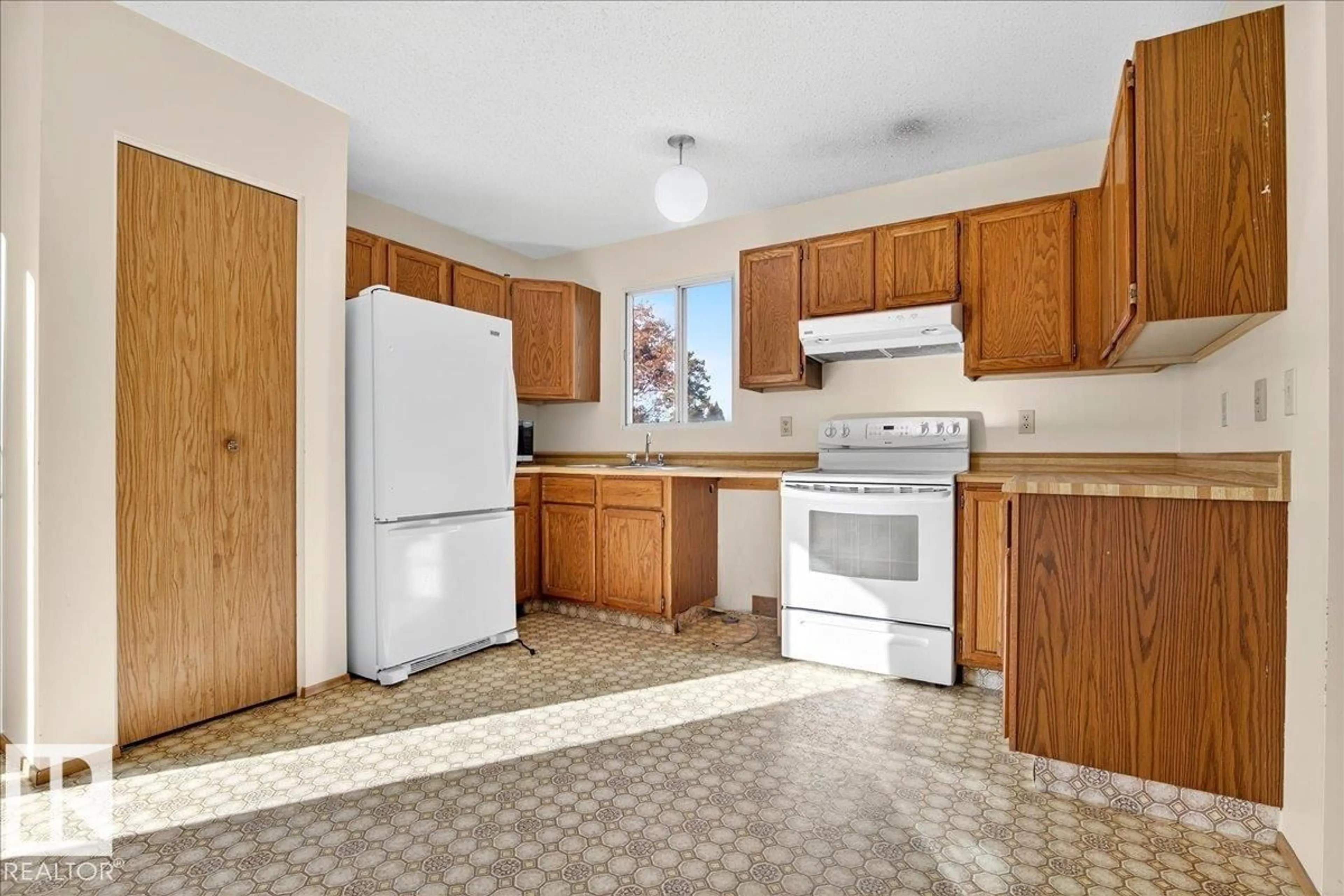 Standard kitchen, unknown for NW - 5712 188 ST, Edmonton Alberta T6M2A5