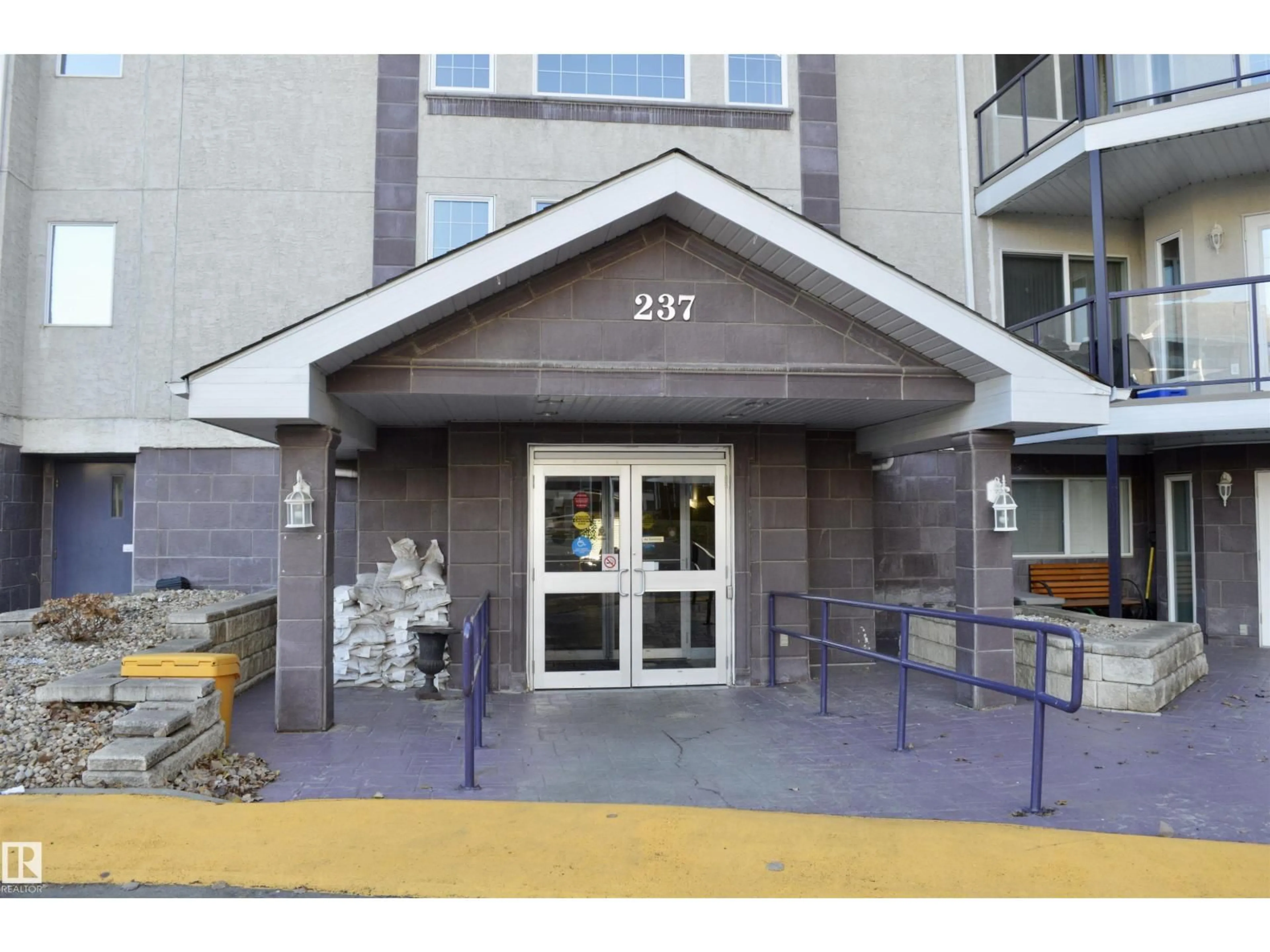 Indoor foyer for 322 YOUVILLE DR E NW, Edmonton Alberta T6L7E7