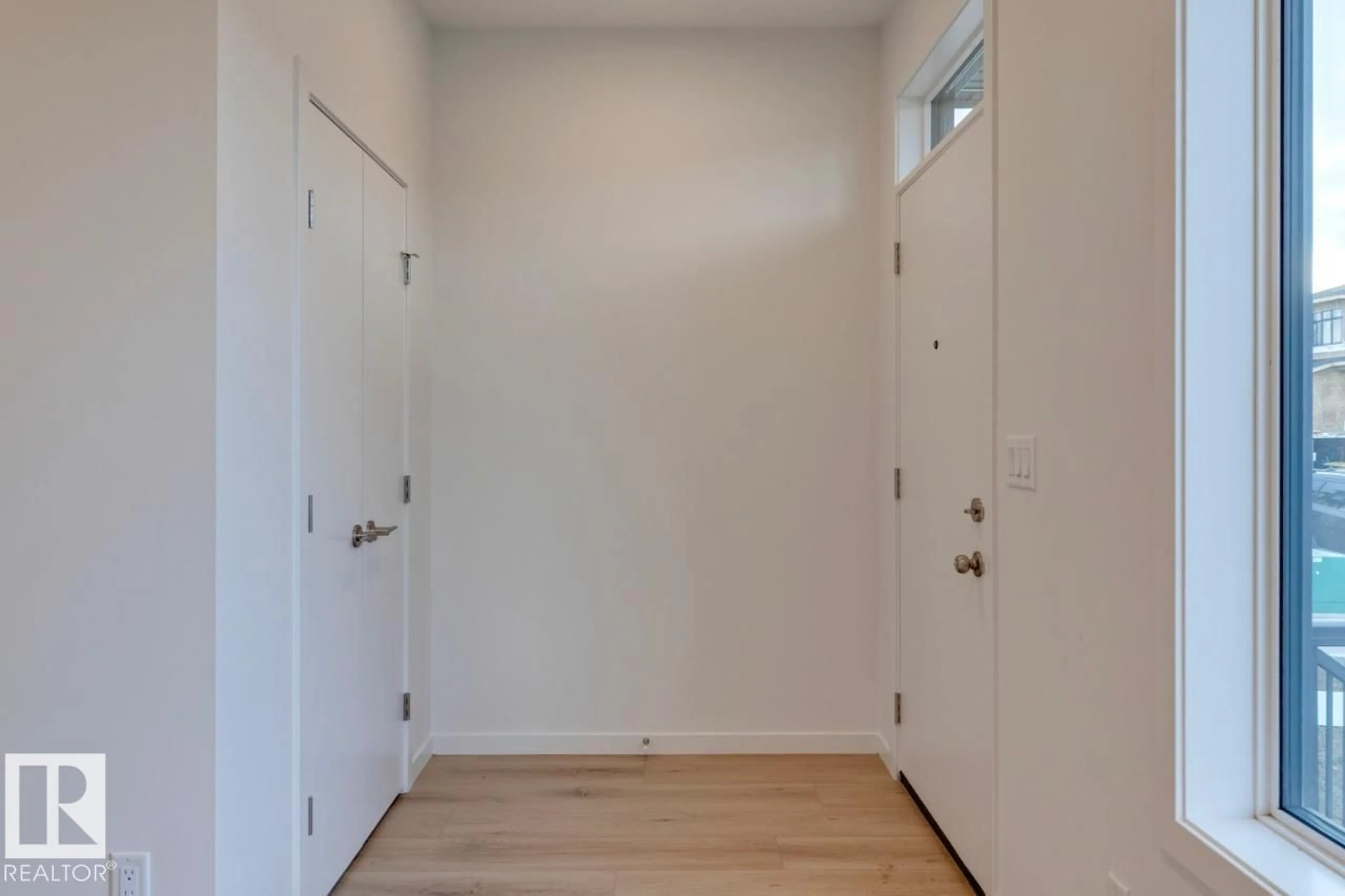 Indoor entryway for 339 30 ST, Edmonton Alberta T6X1A5