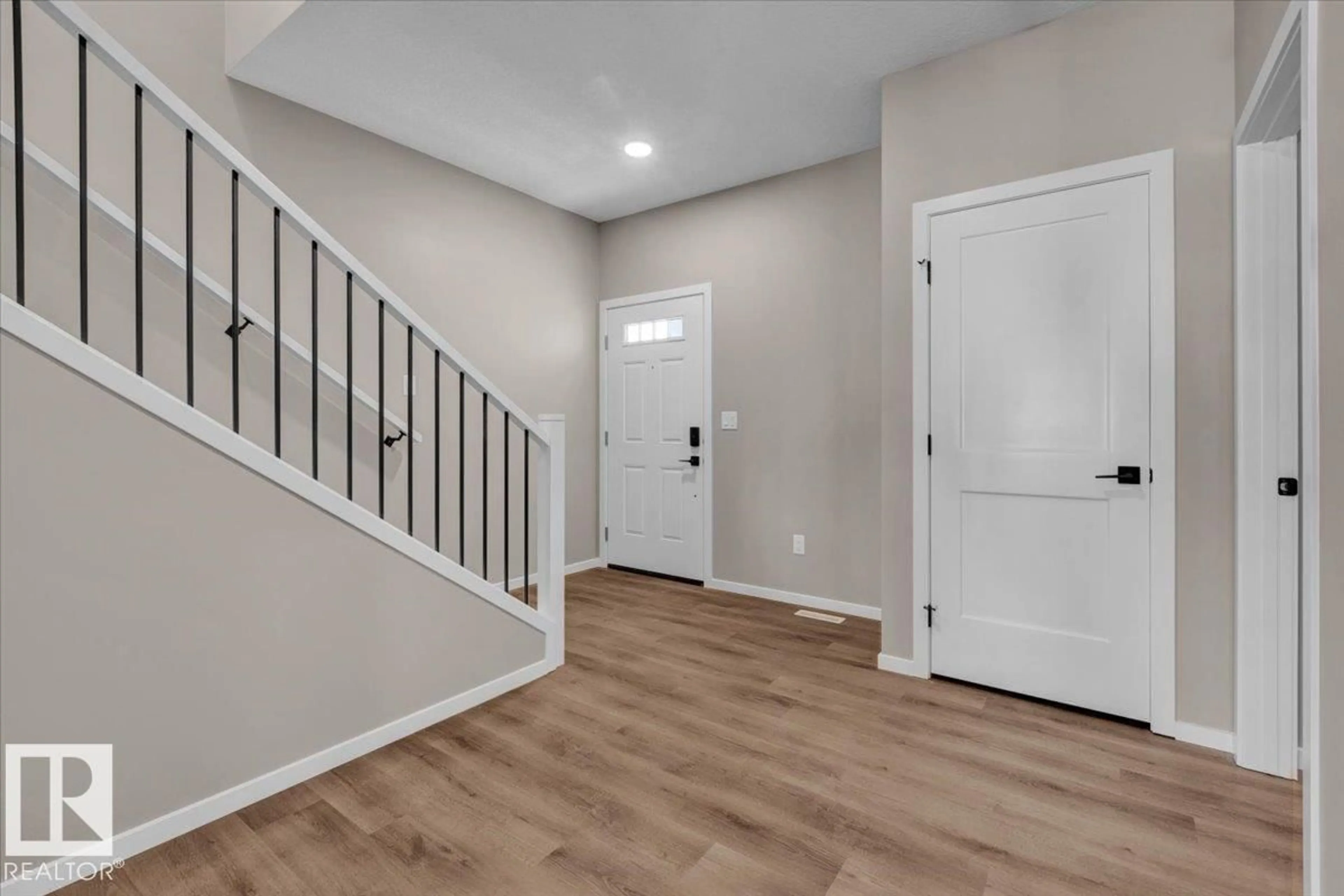 Indoor entryway for 1152 SOUTH CREEK WD, Stony Plain Alberta T7Z0M1