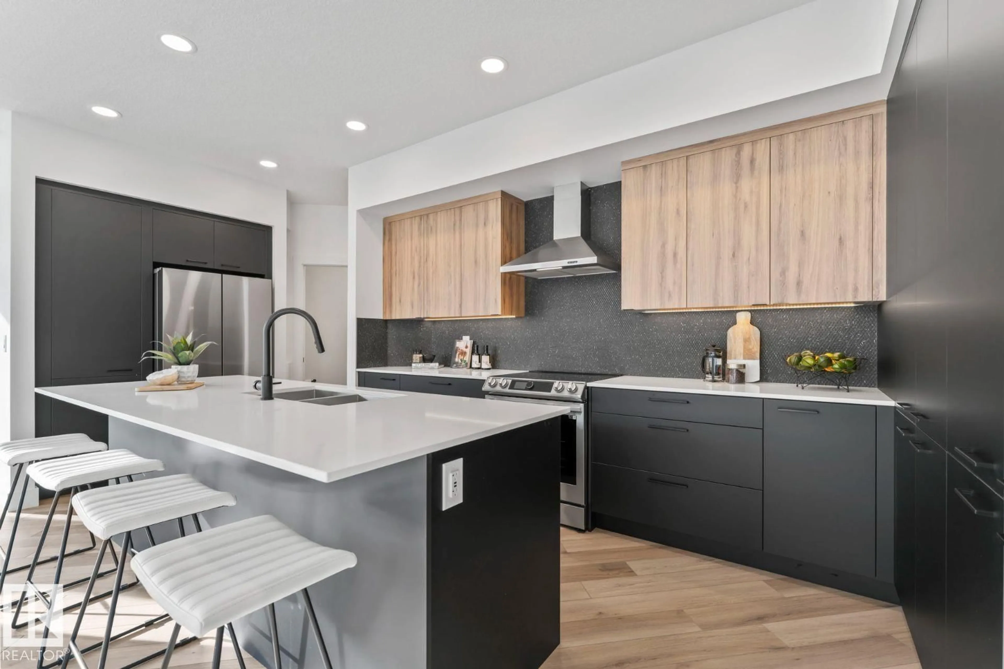 Contemporary kitchen, unknown for LI SW - 5827 KOOTOOK LINK, Edmonton Alberta T6W1A5