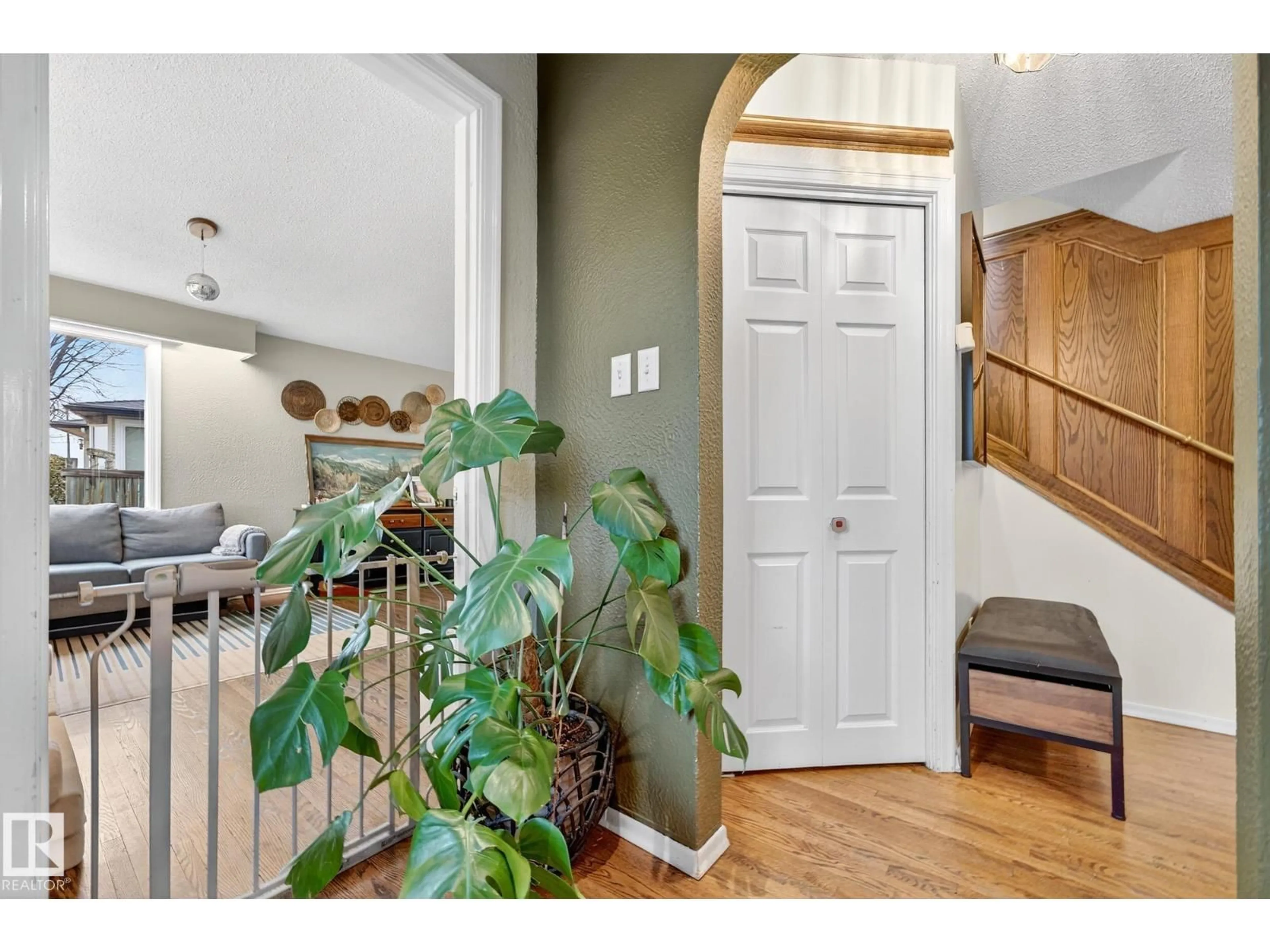 Indoor entryway for 9259 STRATHEARN DR, Edmonton Alberta T6C4E1