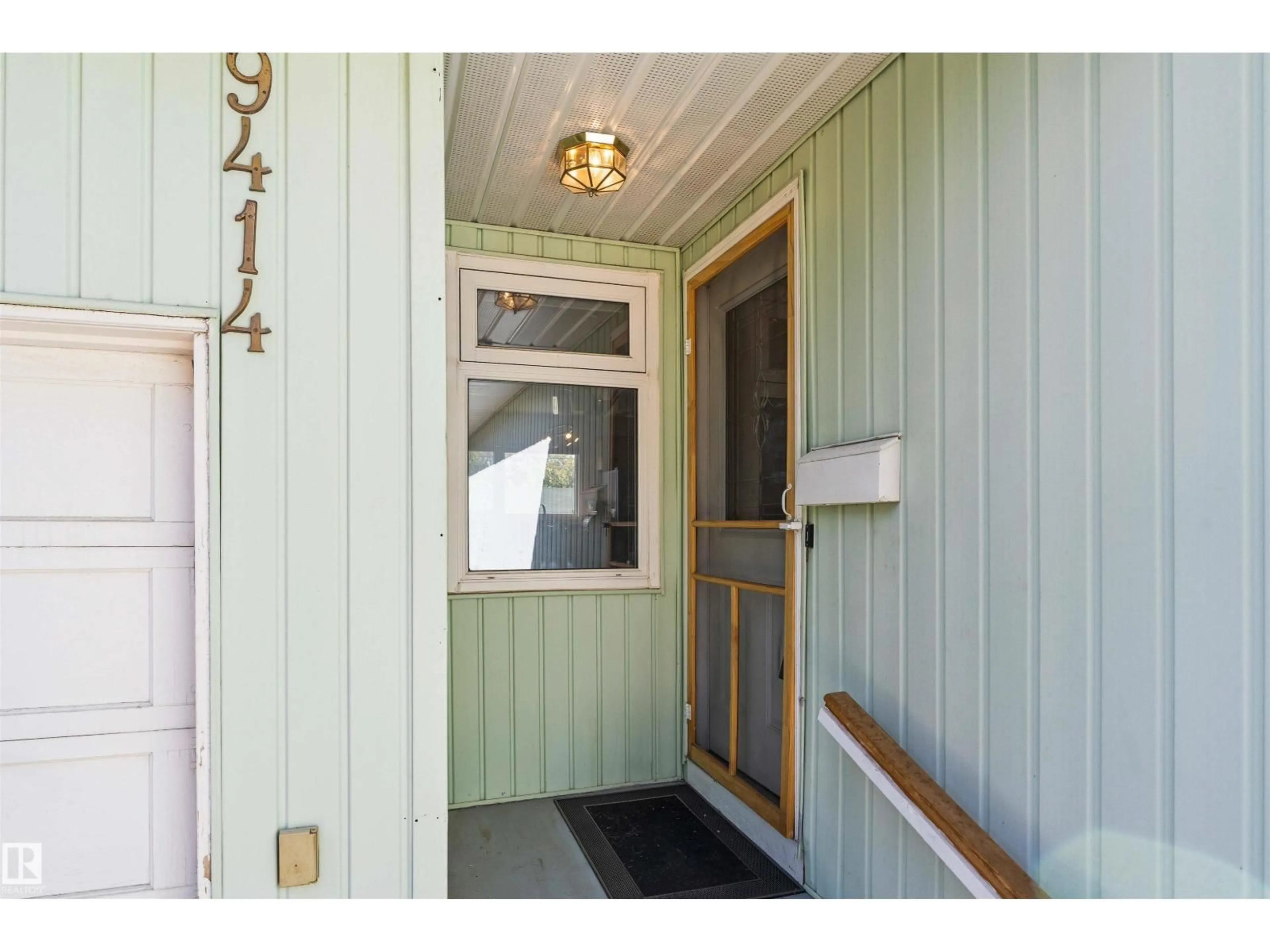 Indoor entryway for 9414 96 ST, Fort Saskatchewan Alberta T8L1S6