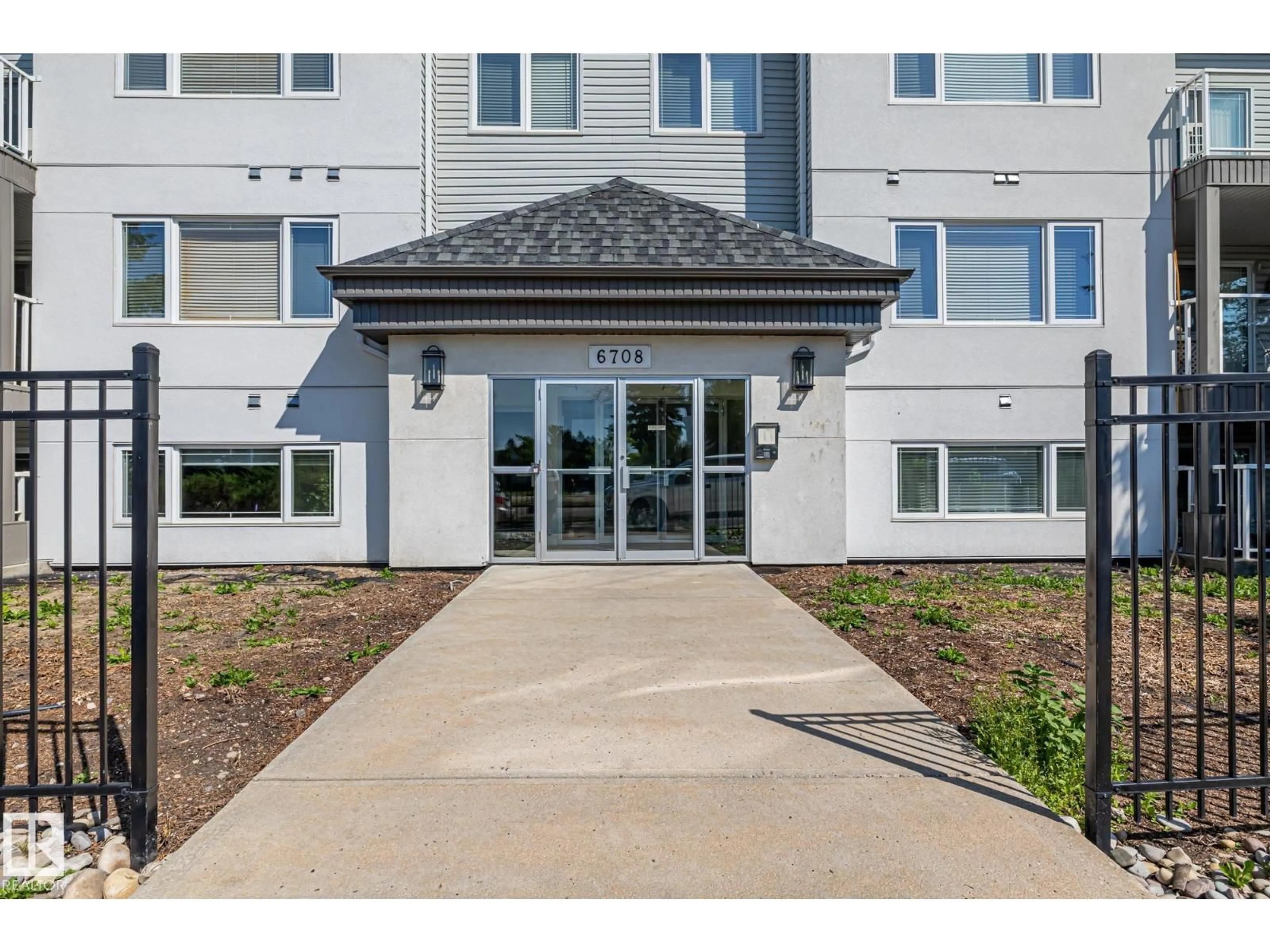 Indoor entryway for #209 - 6708 90 AV, Edmonton Alberta T6B0P2