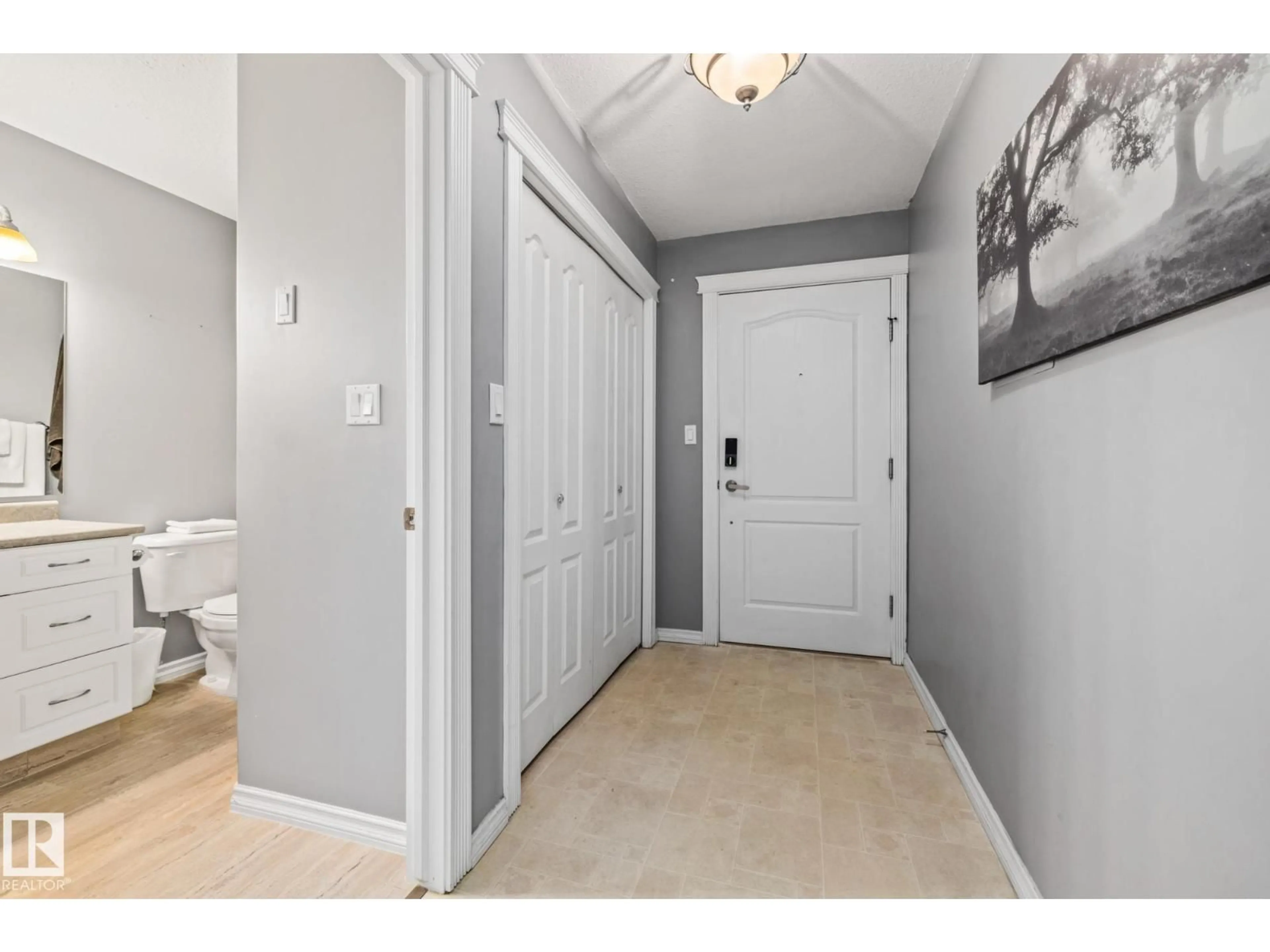 Indoor entryway for #209 - 6708 90 AV, Edmonton Alberta T6B0P2
