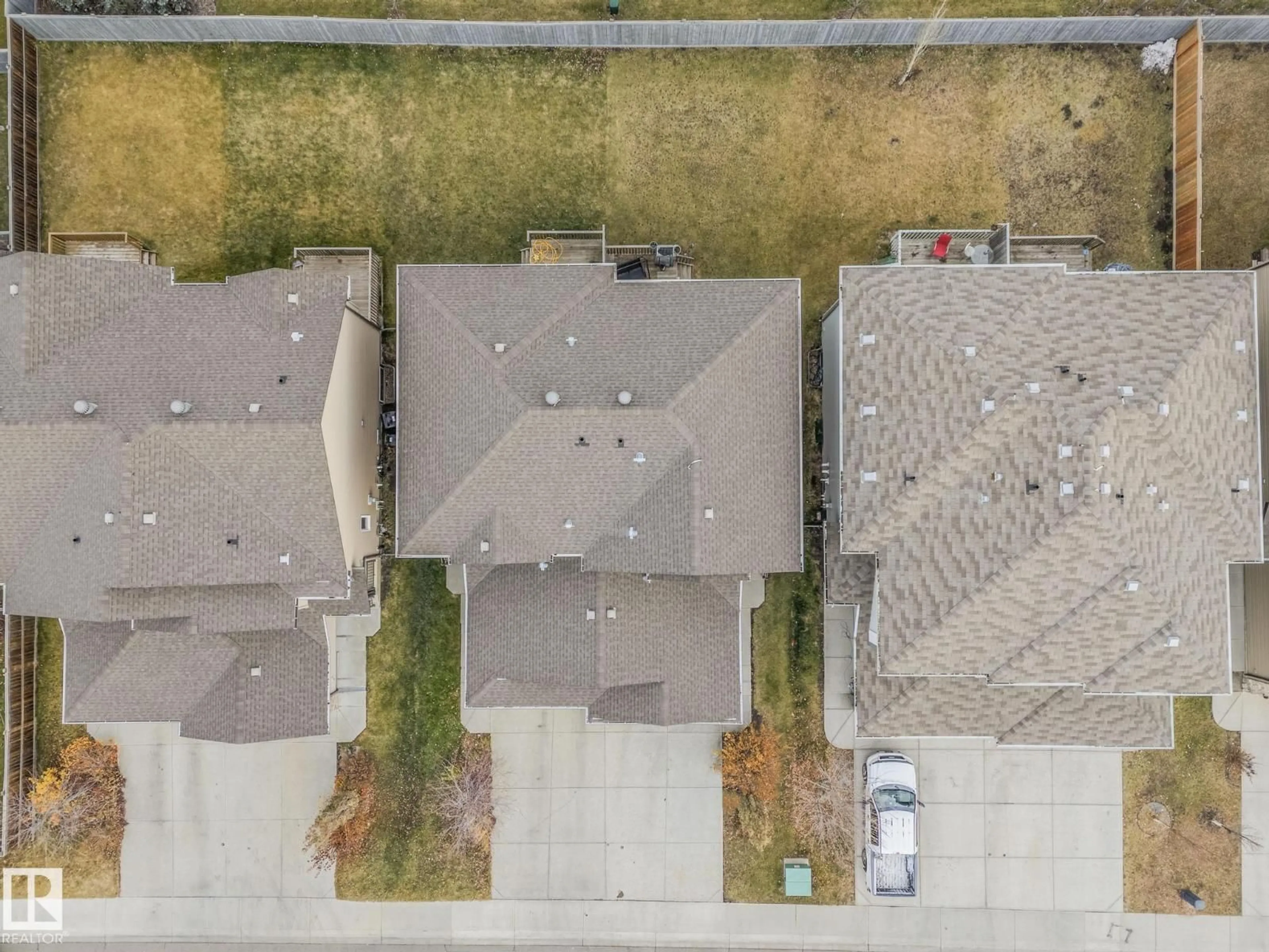 A pic from outside/outdoor area/front of a property/back of a property/a pic from drone, street for SW SW - 7237 ARMOUR CR, Edmonton Alberta T6W2S1