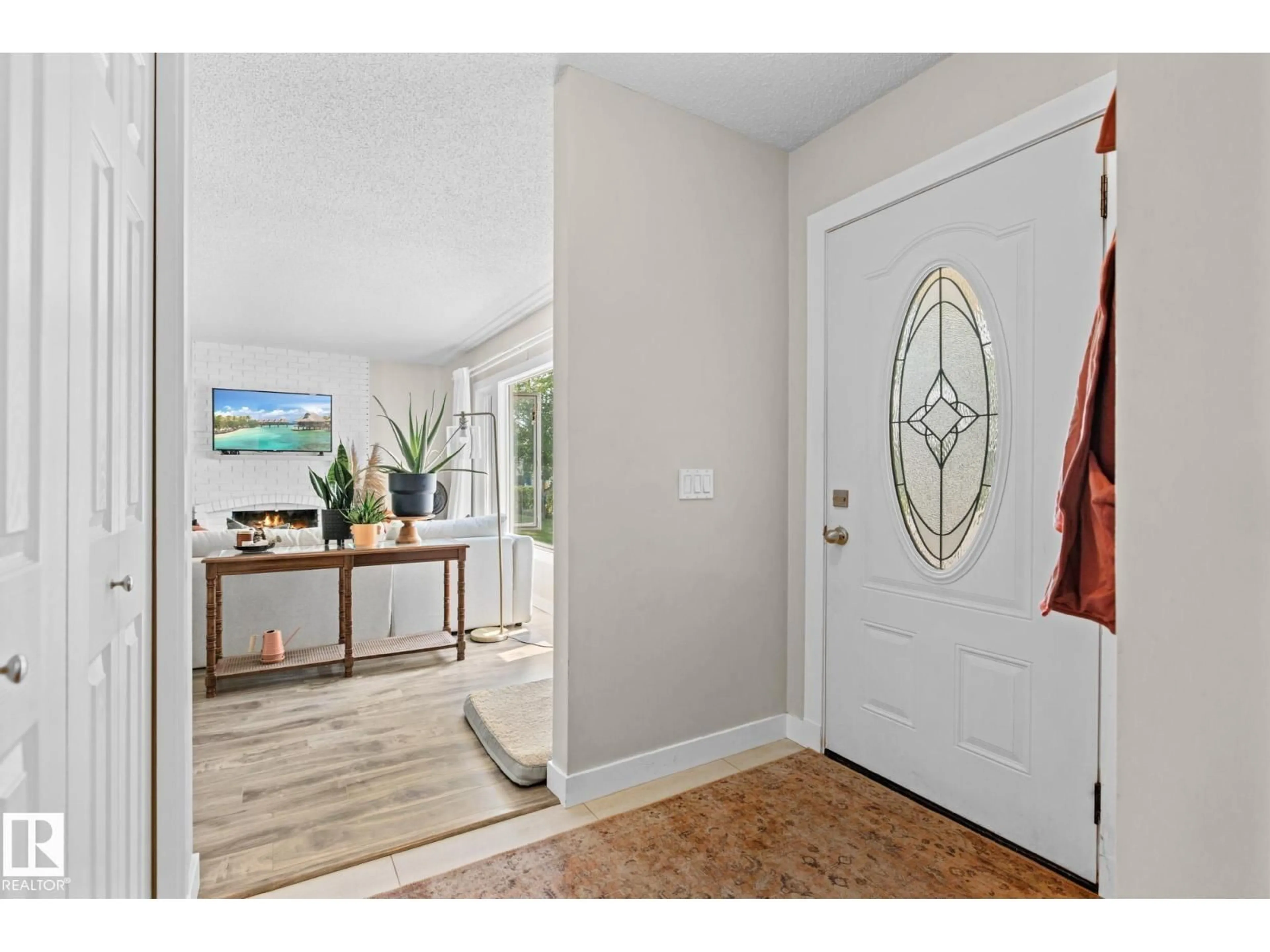 Indoor entryway for 9501 88 ST, Fort Saskatchewan Alberta T8L1H6