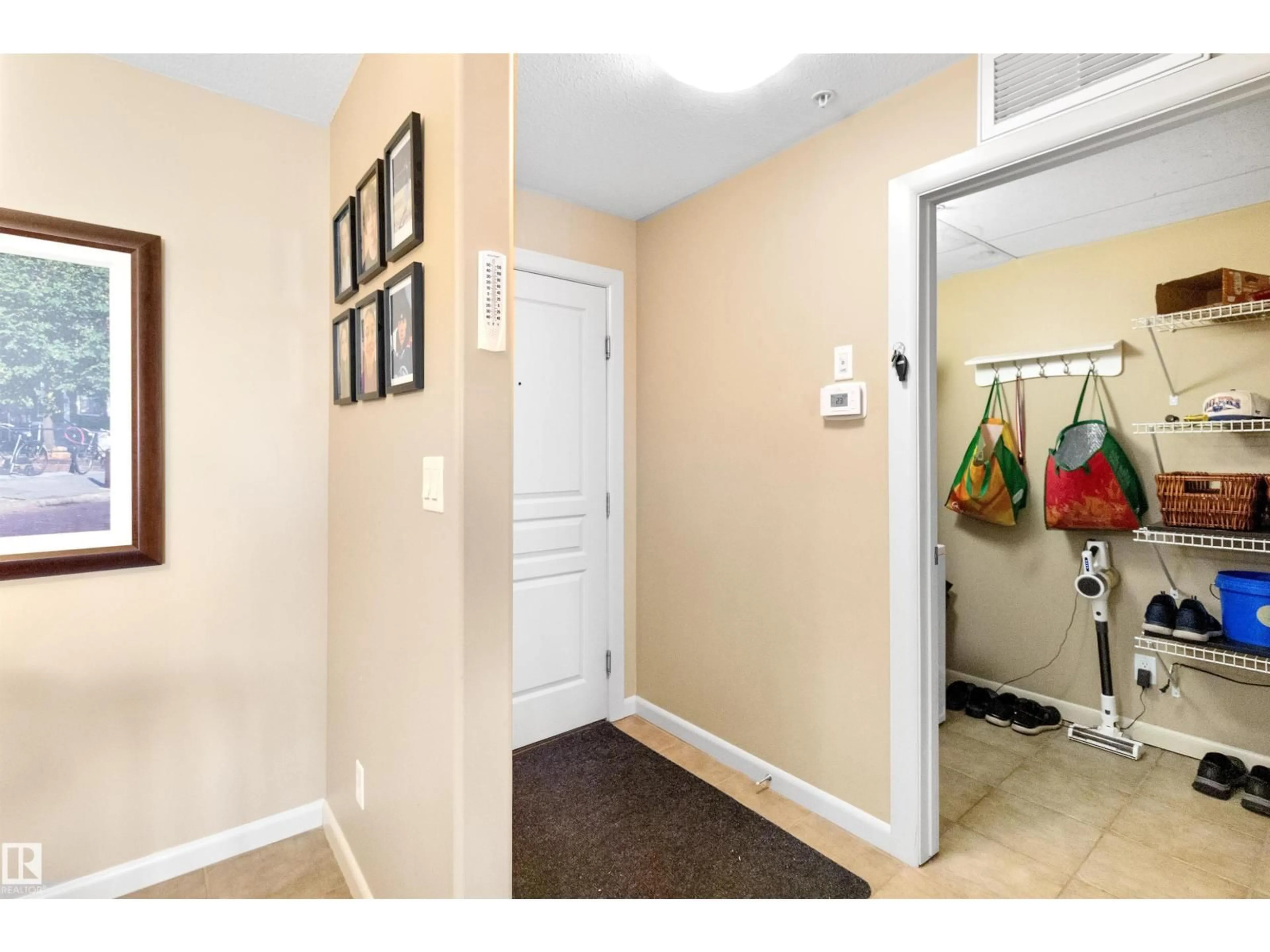 Indoor entryway for 230 400 PALISADES WY, Sherwood Park Alberta T8H0H4