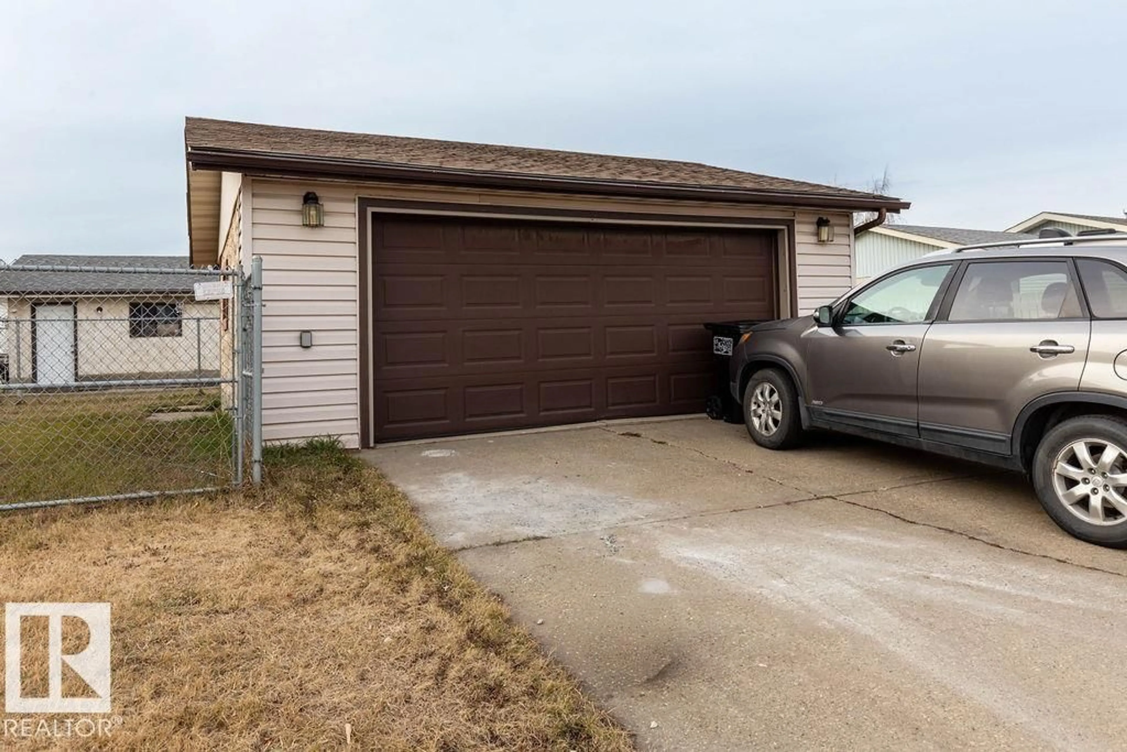 Indoor garage for NW - 15224 117 ST, Edmonton Alberta T5X1R5
