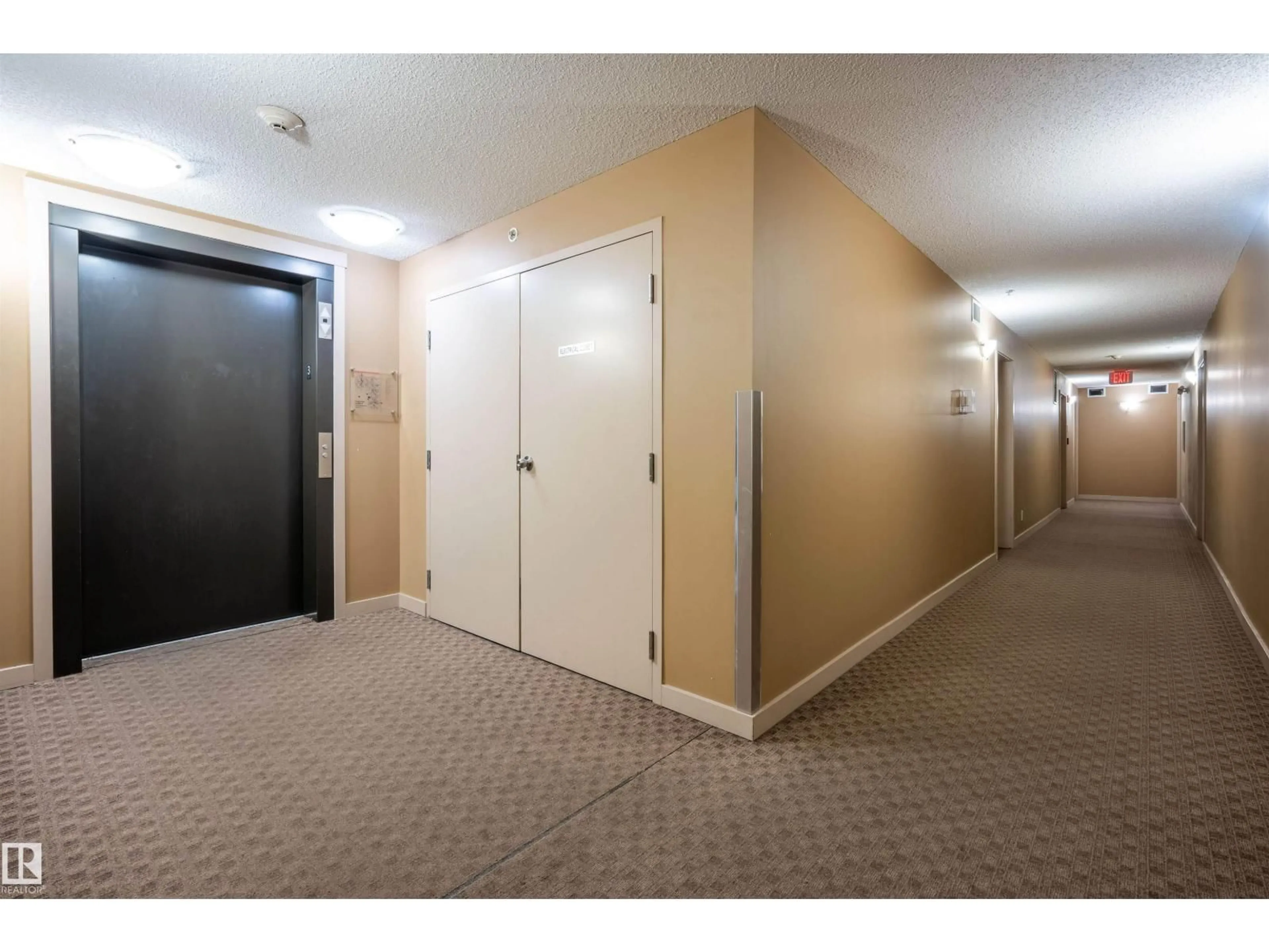 Indoor foyer for 5390 CHAPPELLE RD, Edmonton Alberta T6W3K7