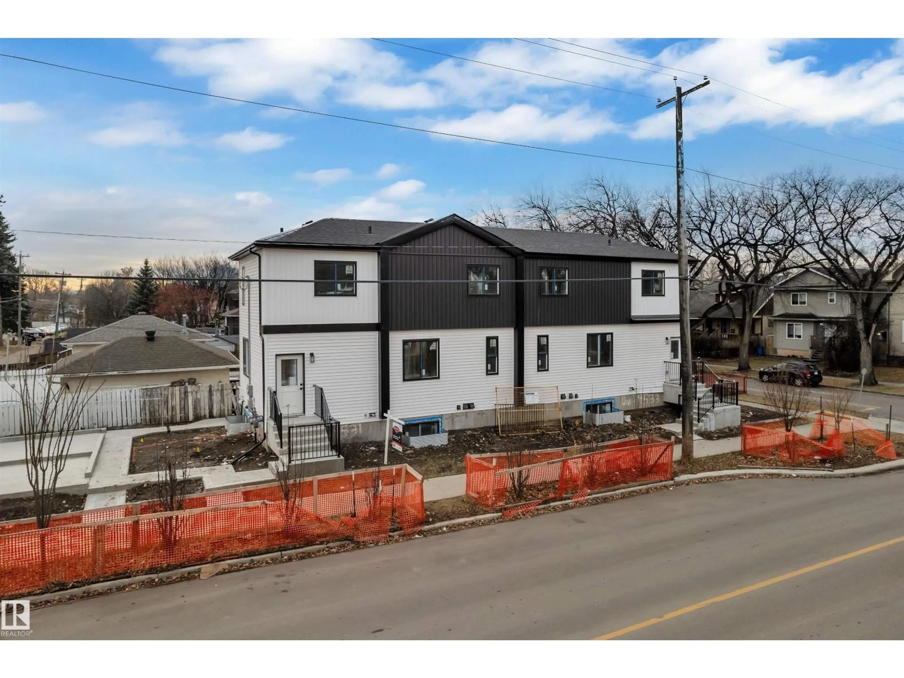 A pic from outside/outdoor area/front of a property/back of a property/a pic from drone, street for NW - 9531/9533 115 AVE, Edmonton Alberta T5G1T5