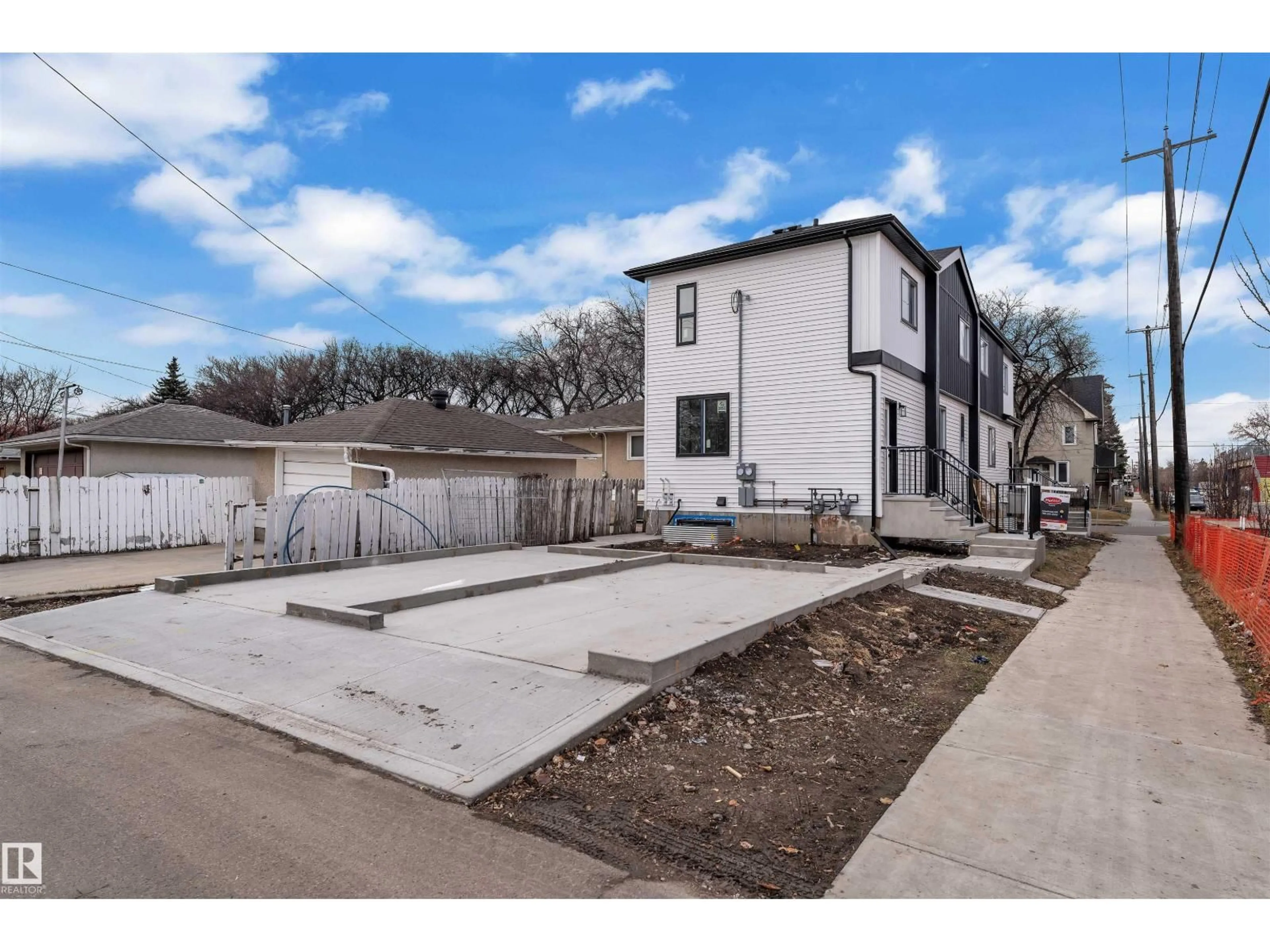 A pic from outside/outdoor area/front of a property/back of a property/a pic from drone, street for NW - 9531/9533 115 AVE, Edmonton Alberta T5G1T5