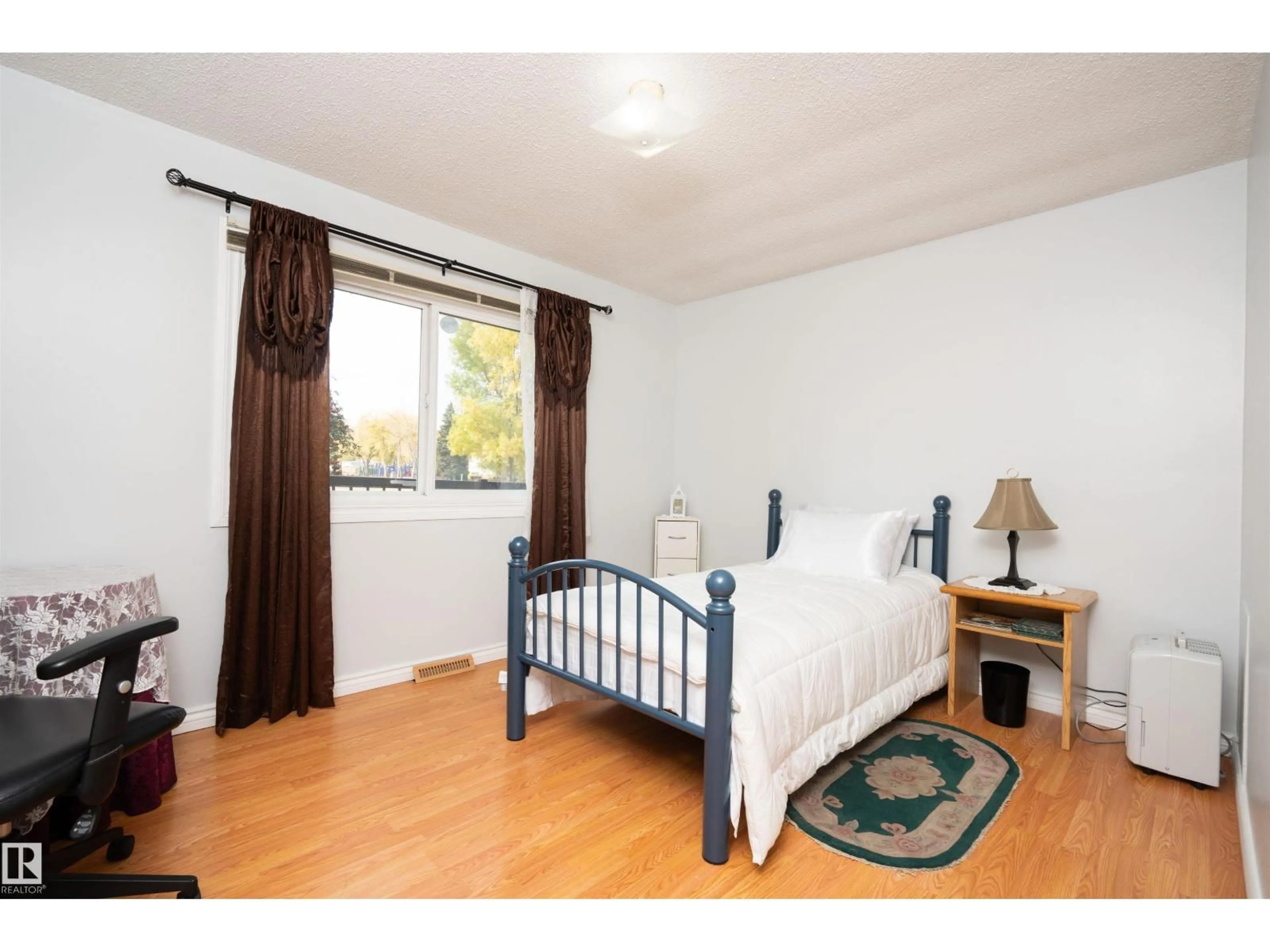 A pic of a room for 8721 152 ST, Edmonton Alberta T5R1L9