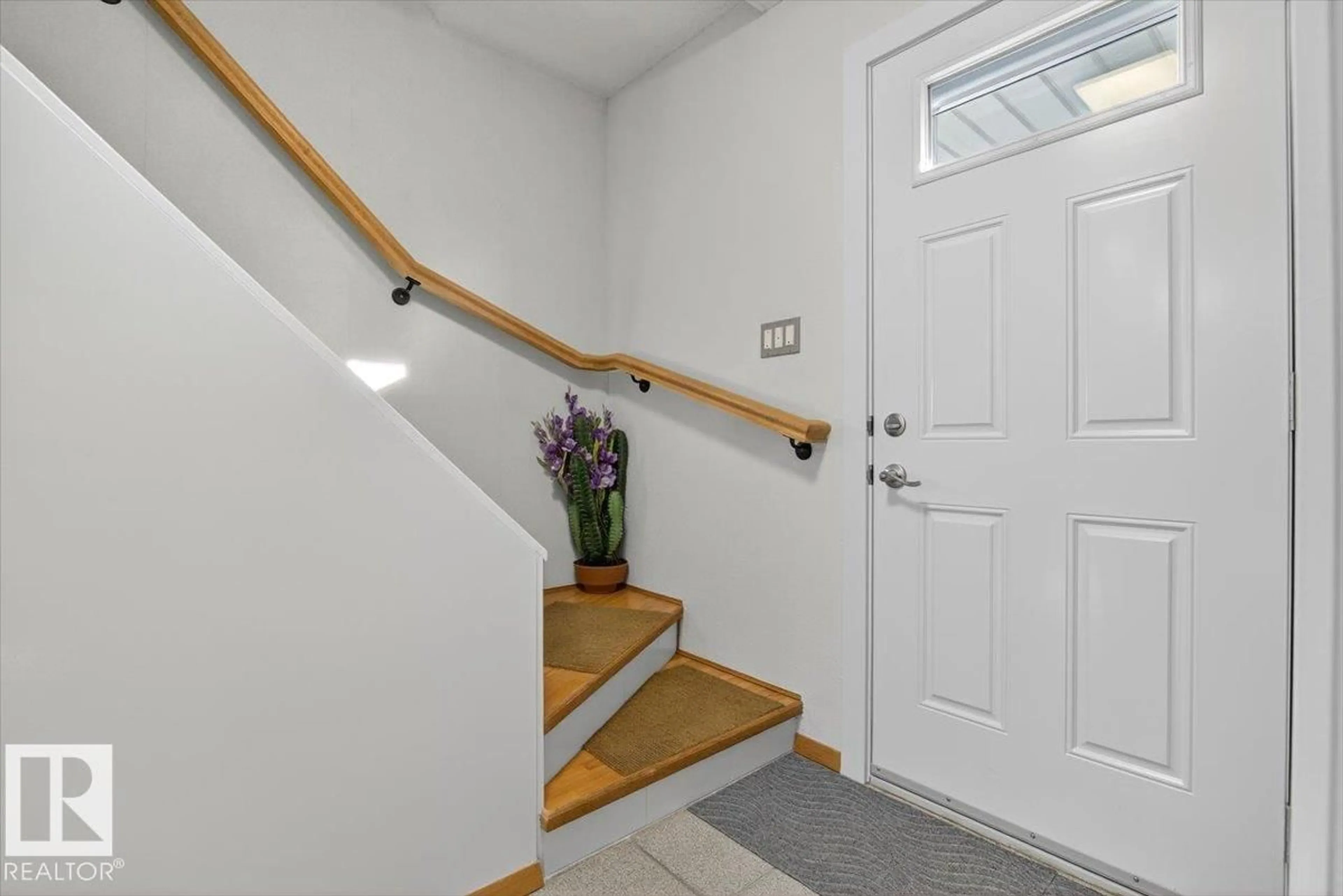 Indoor entryway for 9 MCLEOD PL, Edmonton Alberta T5A3A8