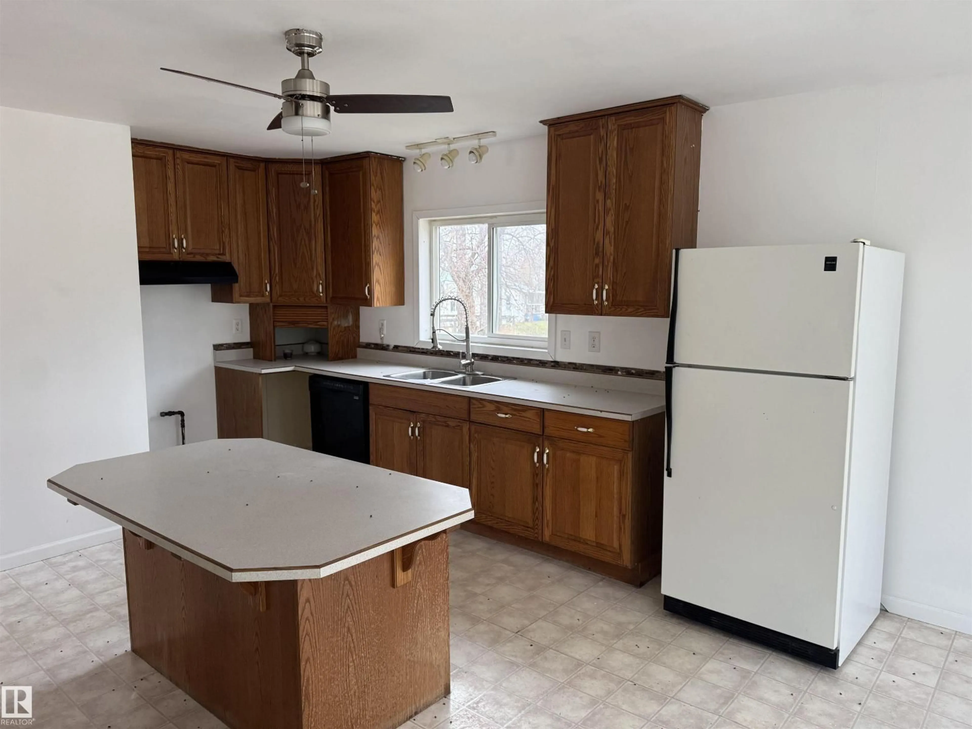 Standard kitchen, unknown for 418 HWY 13 W, Alder Flats Alberta T0C0A0