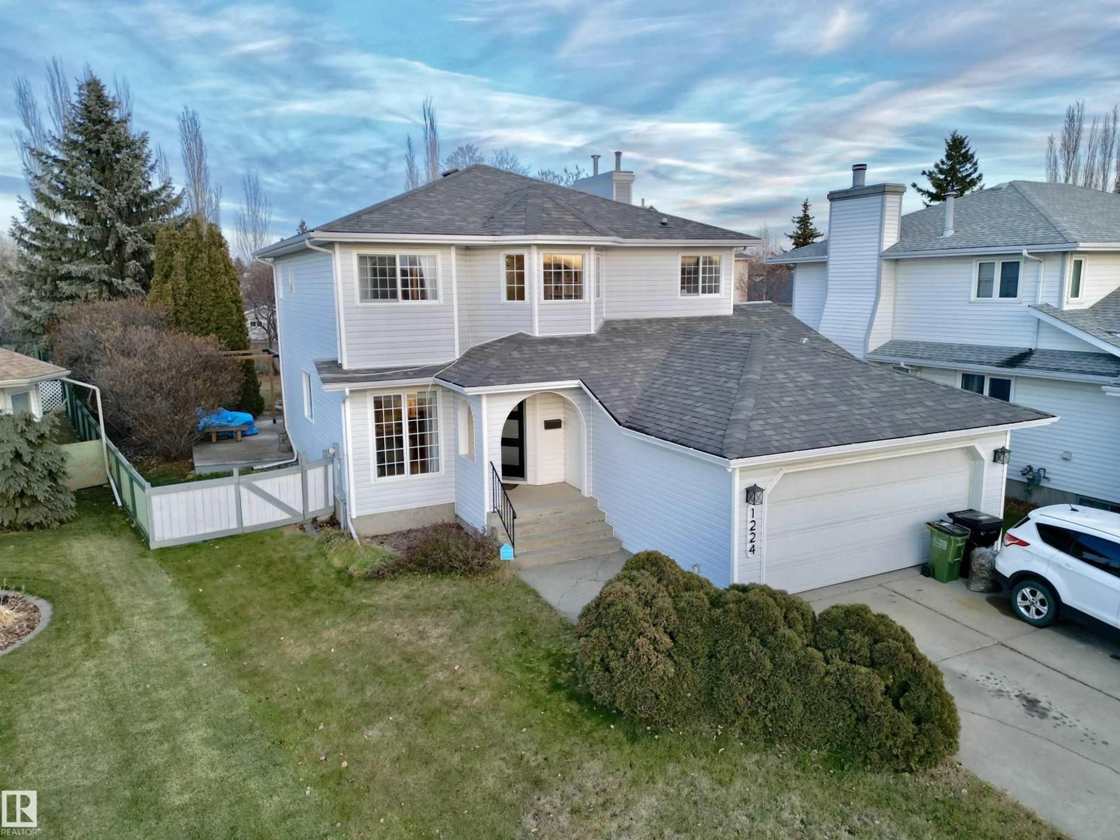 A pic from outside/outdoor area/front of a property/back of a property/a pic from drone, street for 1224 POTTER GREENS DR, Edmonton Alberta T5T5Y2