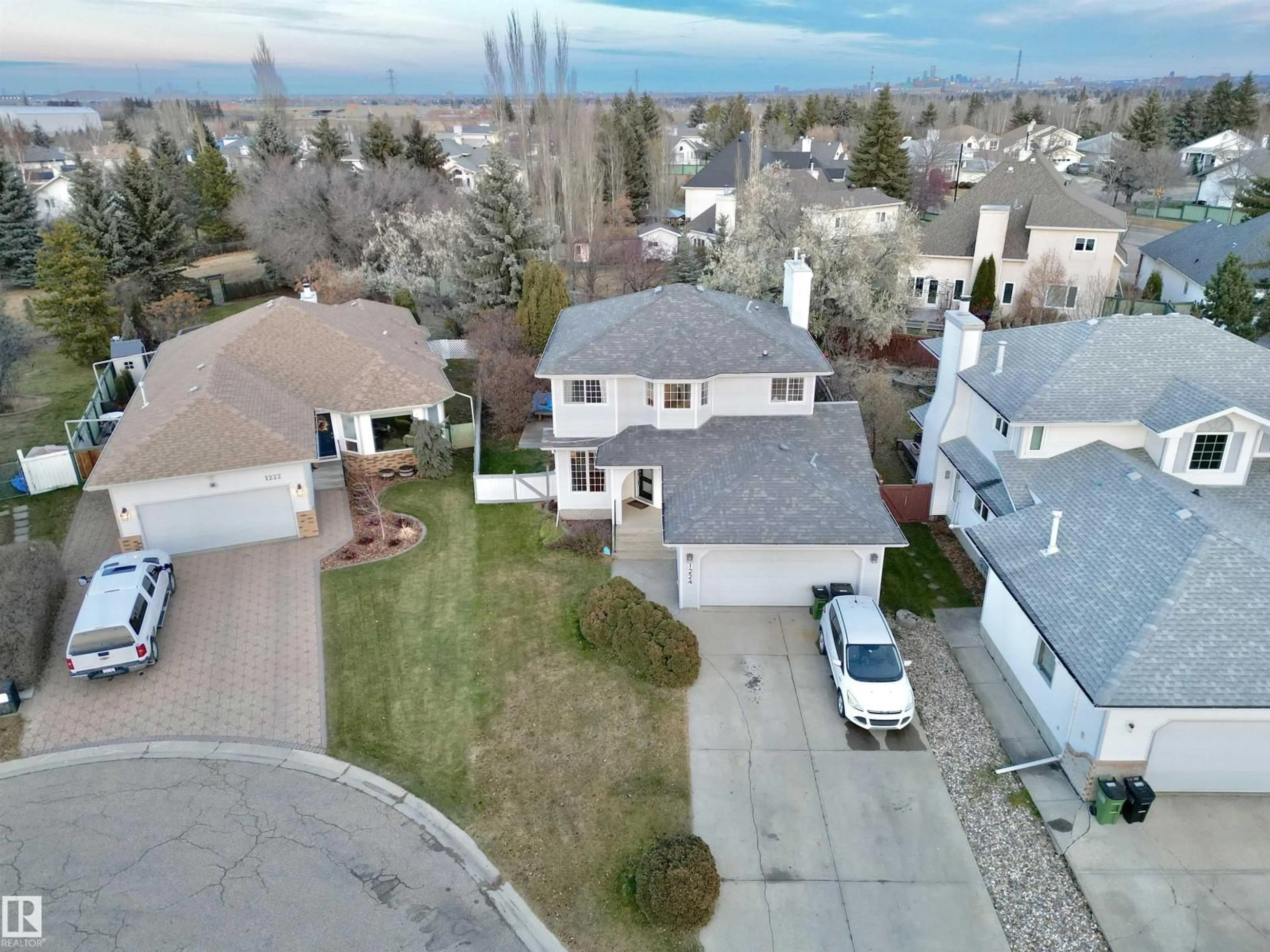 A pic from outside/outdoor area/front of a property/back of a property/a pic from drone, street for 1224 POTTER GREENS DR, Edmonton Alberta T5T5Y2
