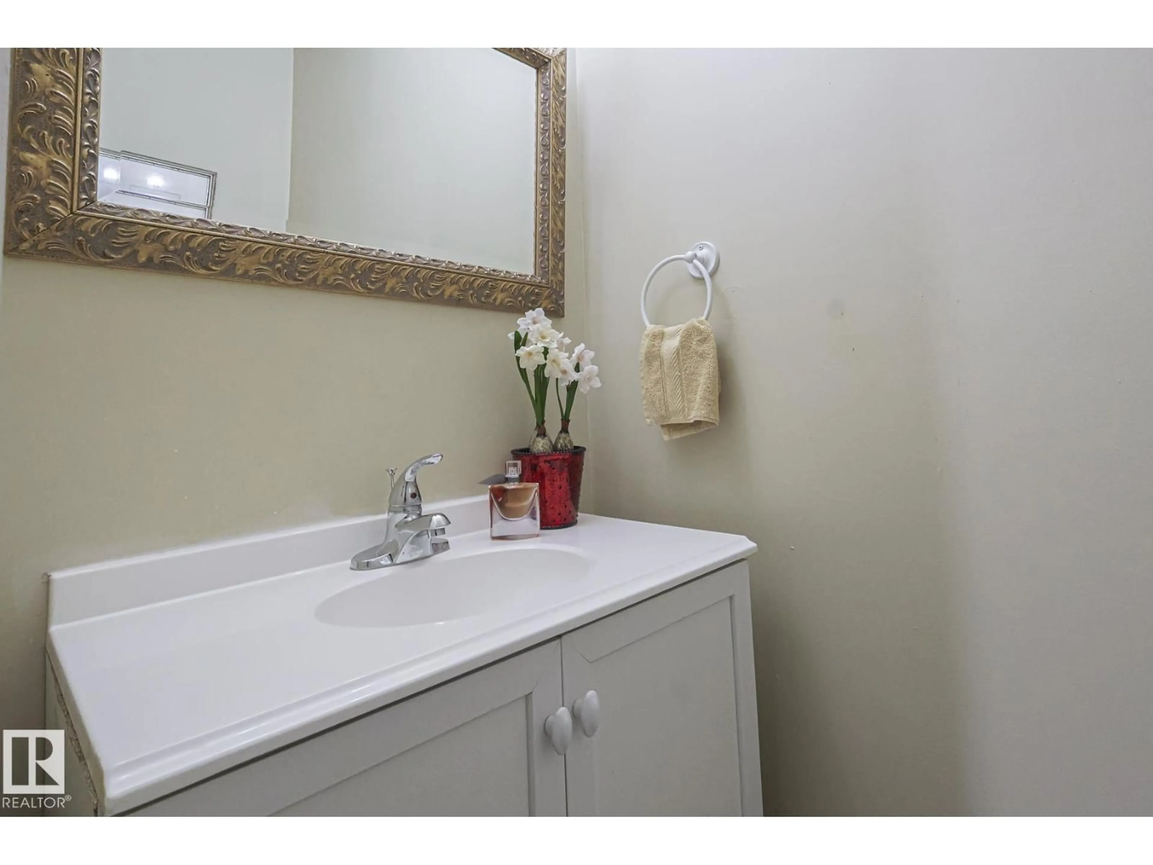 Standard bathroom, ceramic/tile floor for 51 BELMEAD GARDENS, Edmonton Alberta T5T1J1