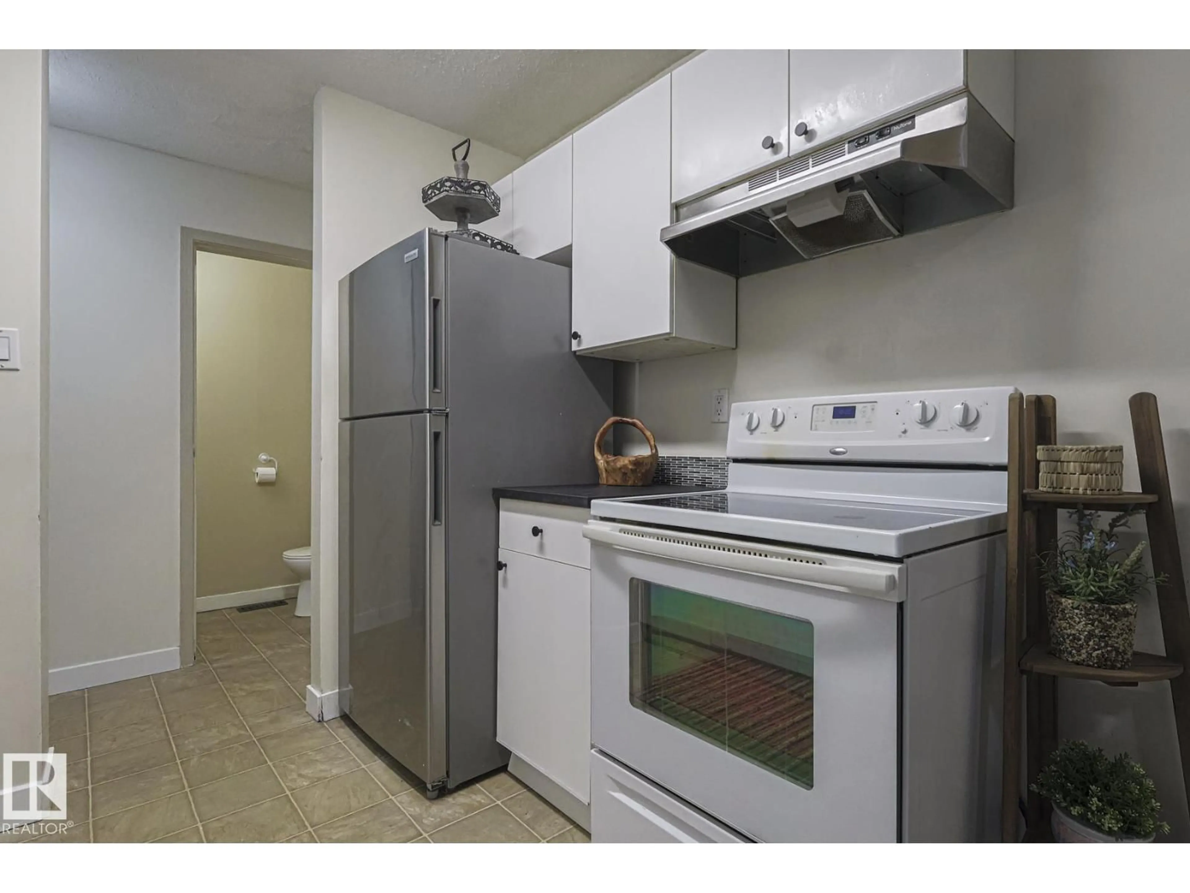 Standard kitchen, unknown for 51 BELMEAD GARDENS, Edmonton Alberta T5T1J1