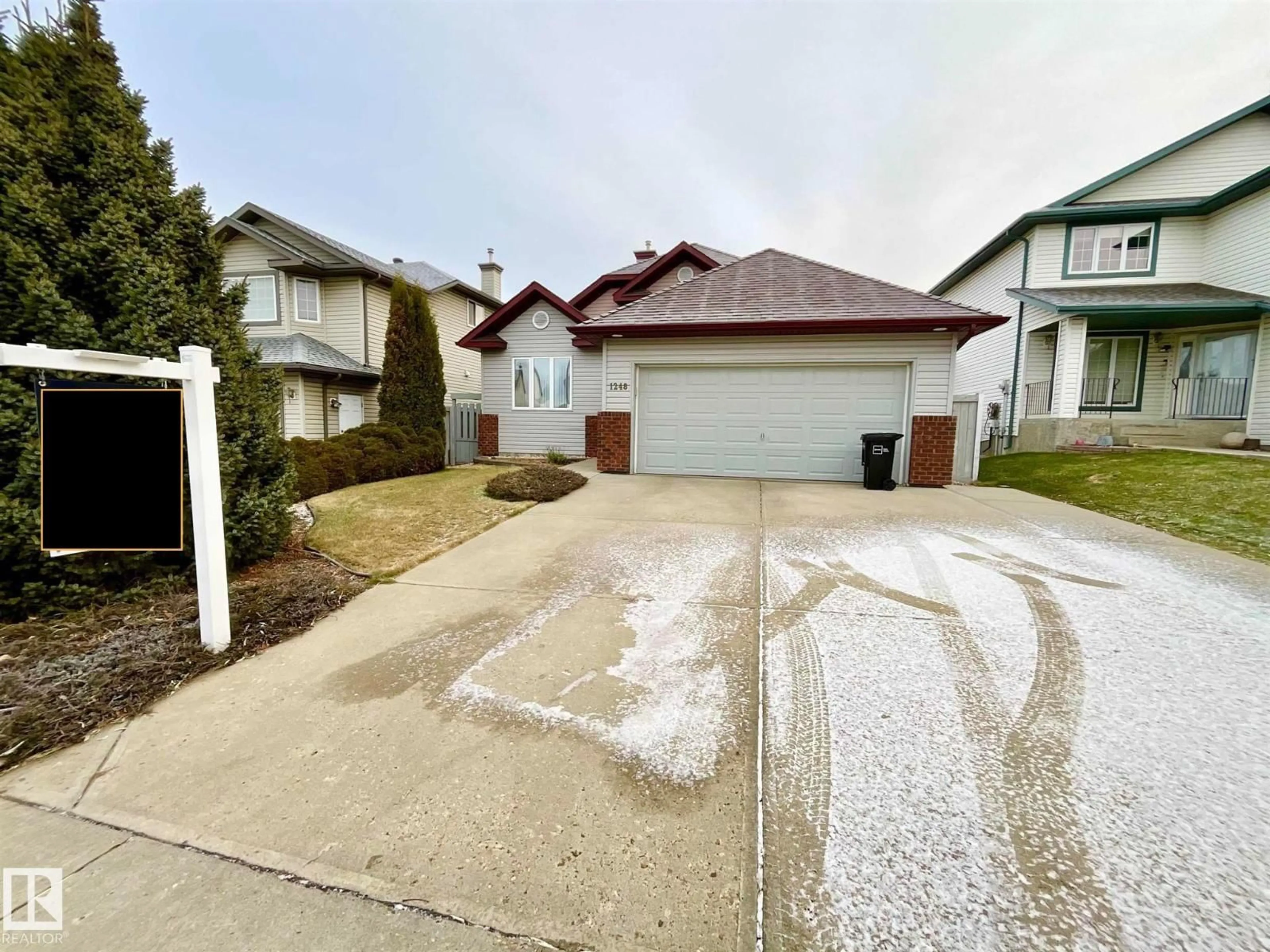 A pic from outside/outdoor area/front of a property/back of a property/a pic from drone, street for 1248 ORMSBY LN, Edmonton Alberta T5T6R2