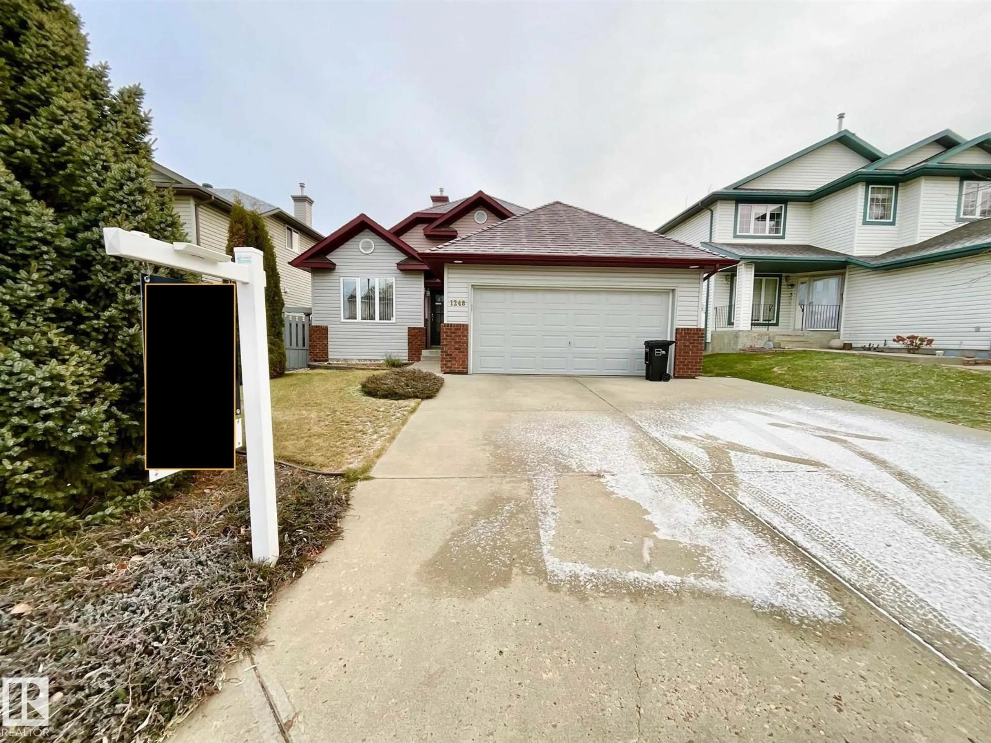 A pic from outside/outdoor area/front of a property/back of a property/a pic from drone, street for 1248 ORMSBY LN, Edmonton Alberta T5T6R2