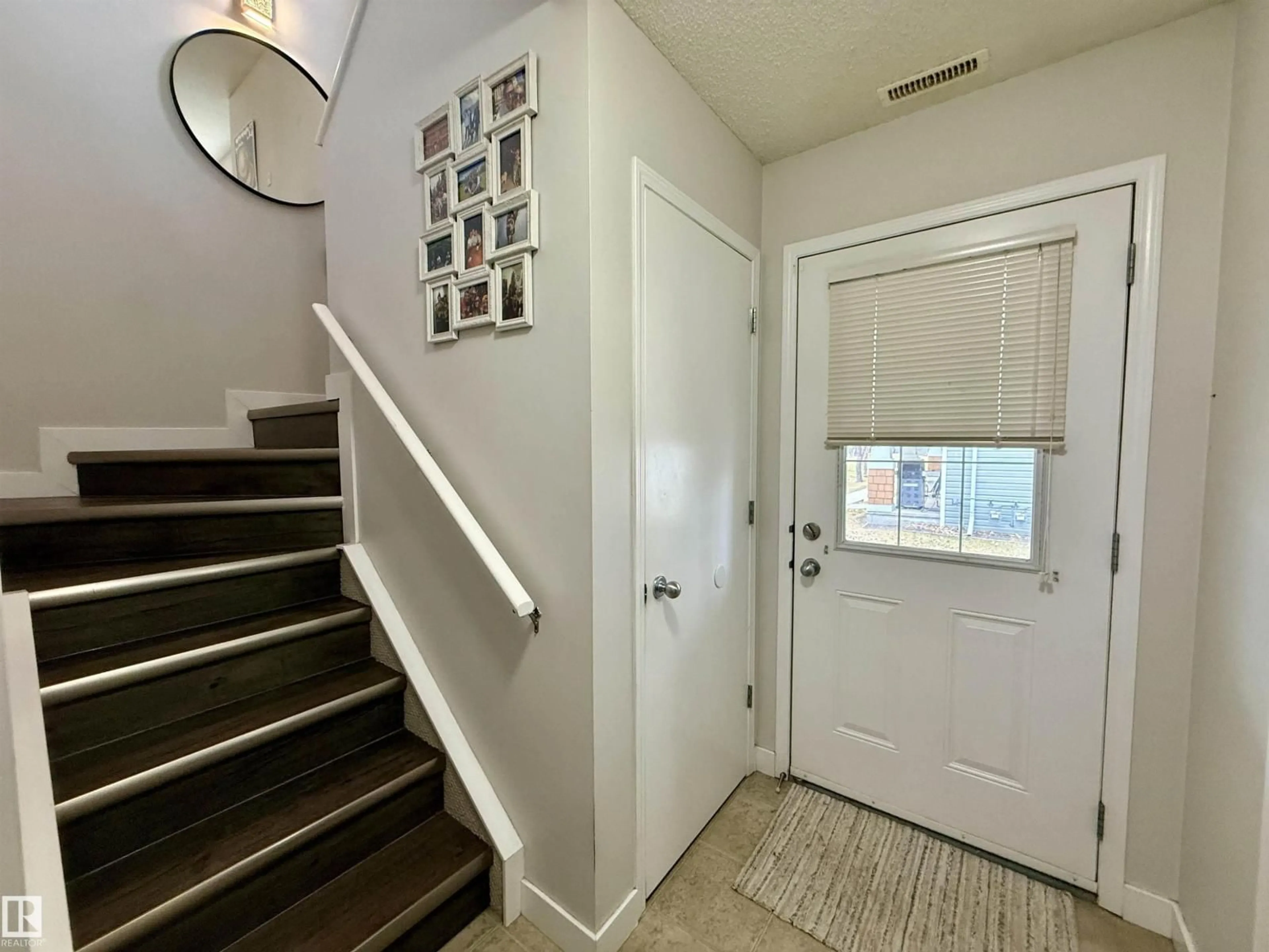 Indoor entryway for 70 - 25 CAVAN RD, Sherwood Park Alberta T8H2W9