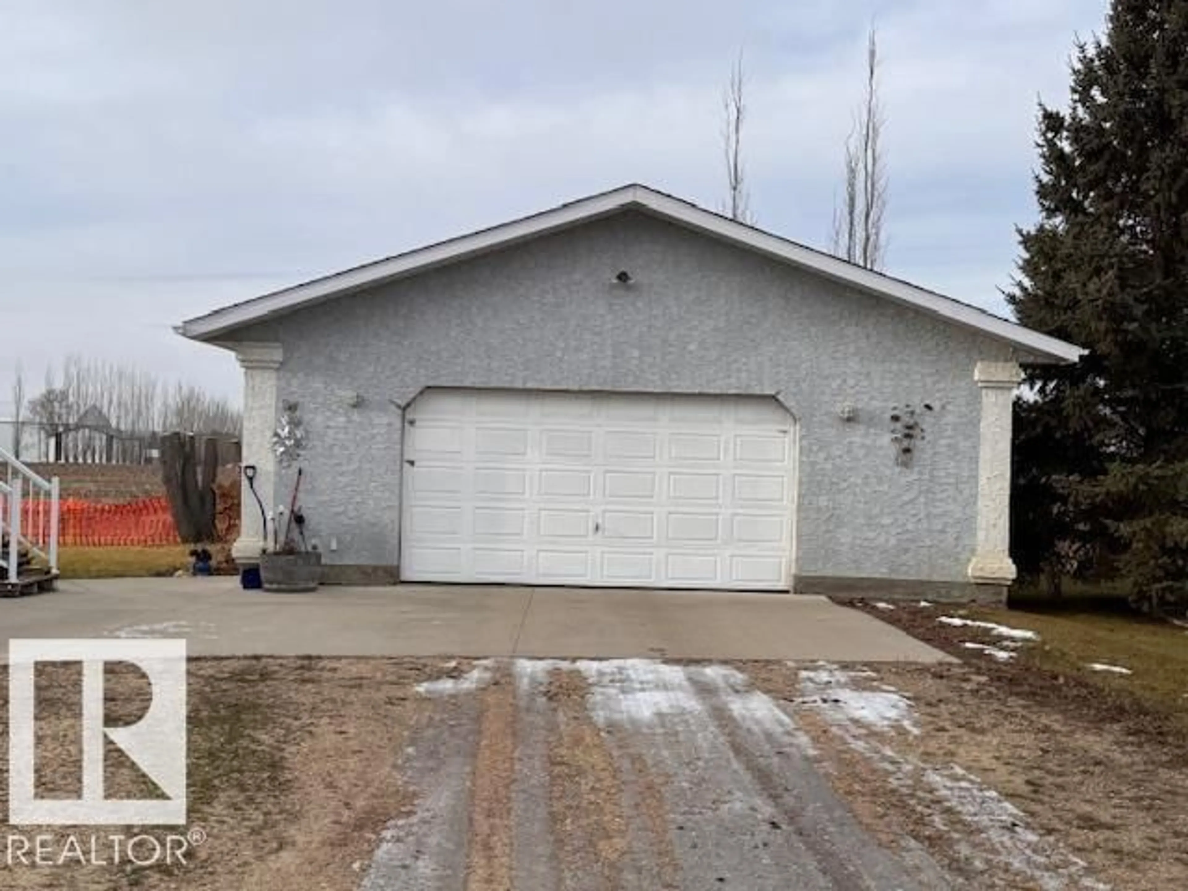 Indoor garage for 5110 49 ST, Neerlandia Alberta T0G1R0