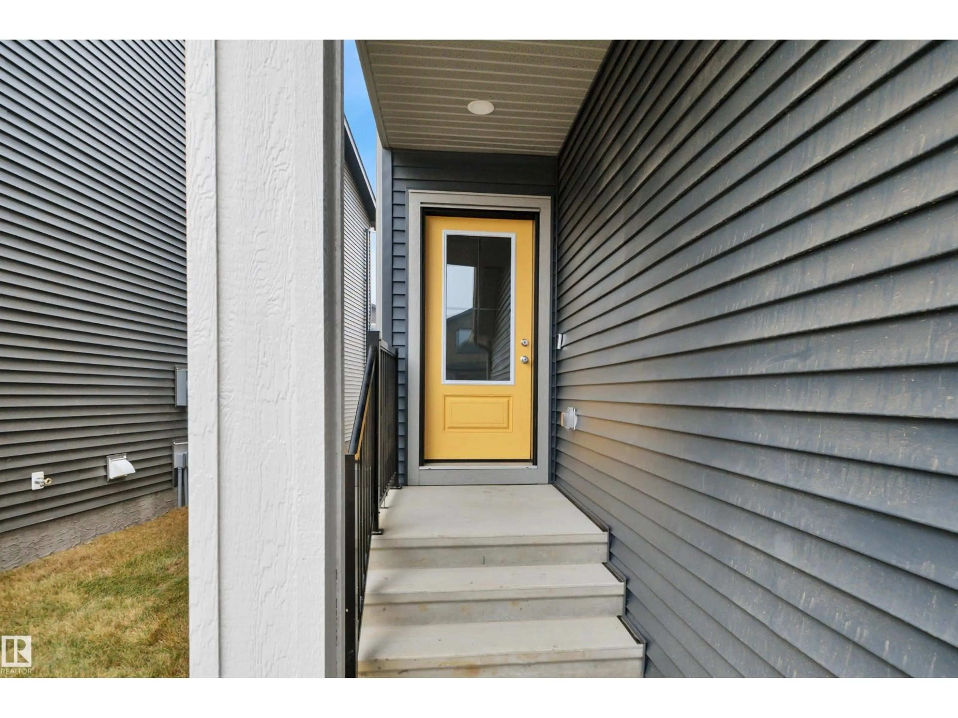 Indoor entryway for NW - 9100 ELVES LO, Edmonton Alberta T6M3G2