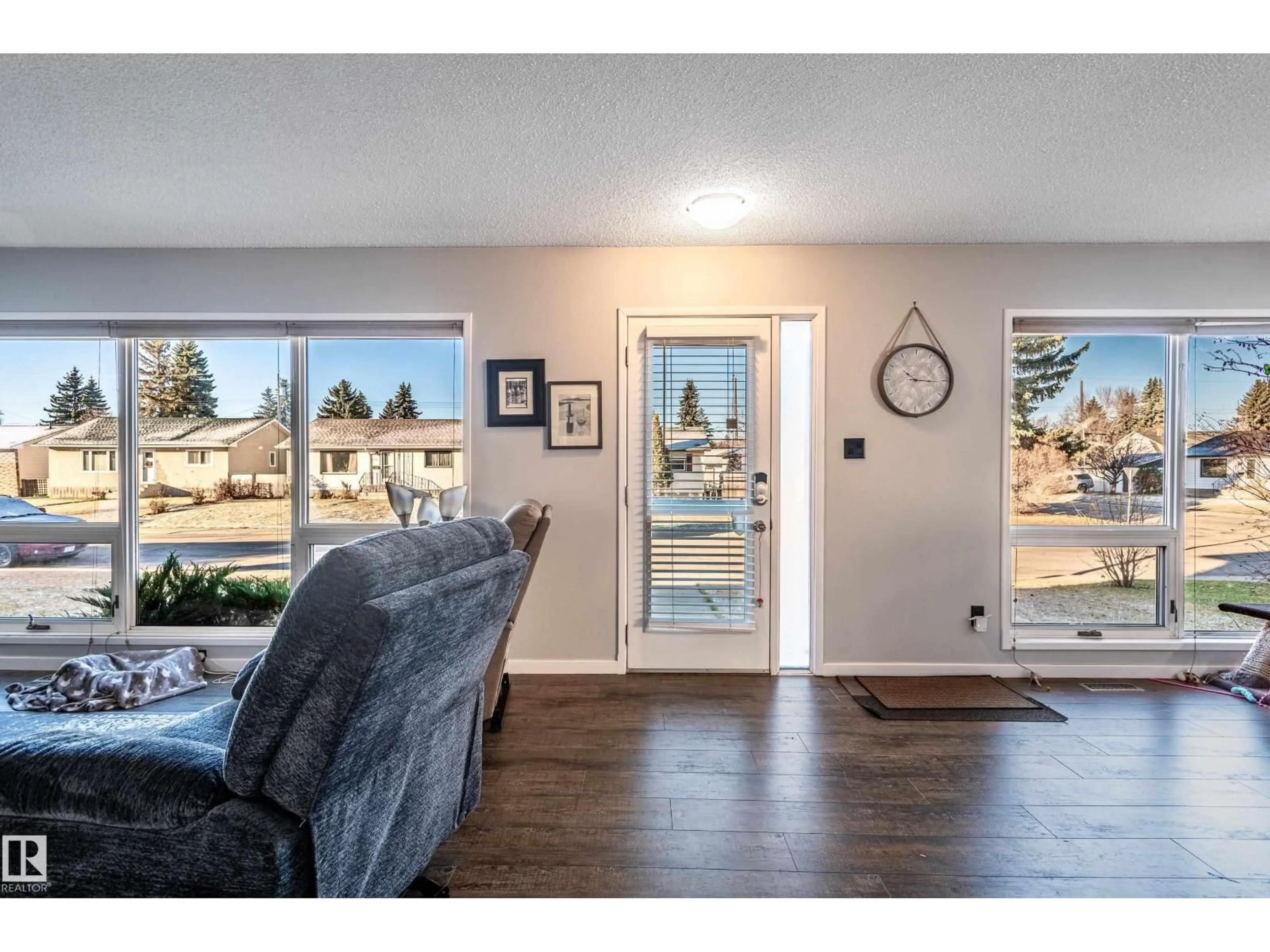 Indoor entryway for 10579 40 ST, Edmonton Alberta T6A1S9