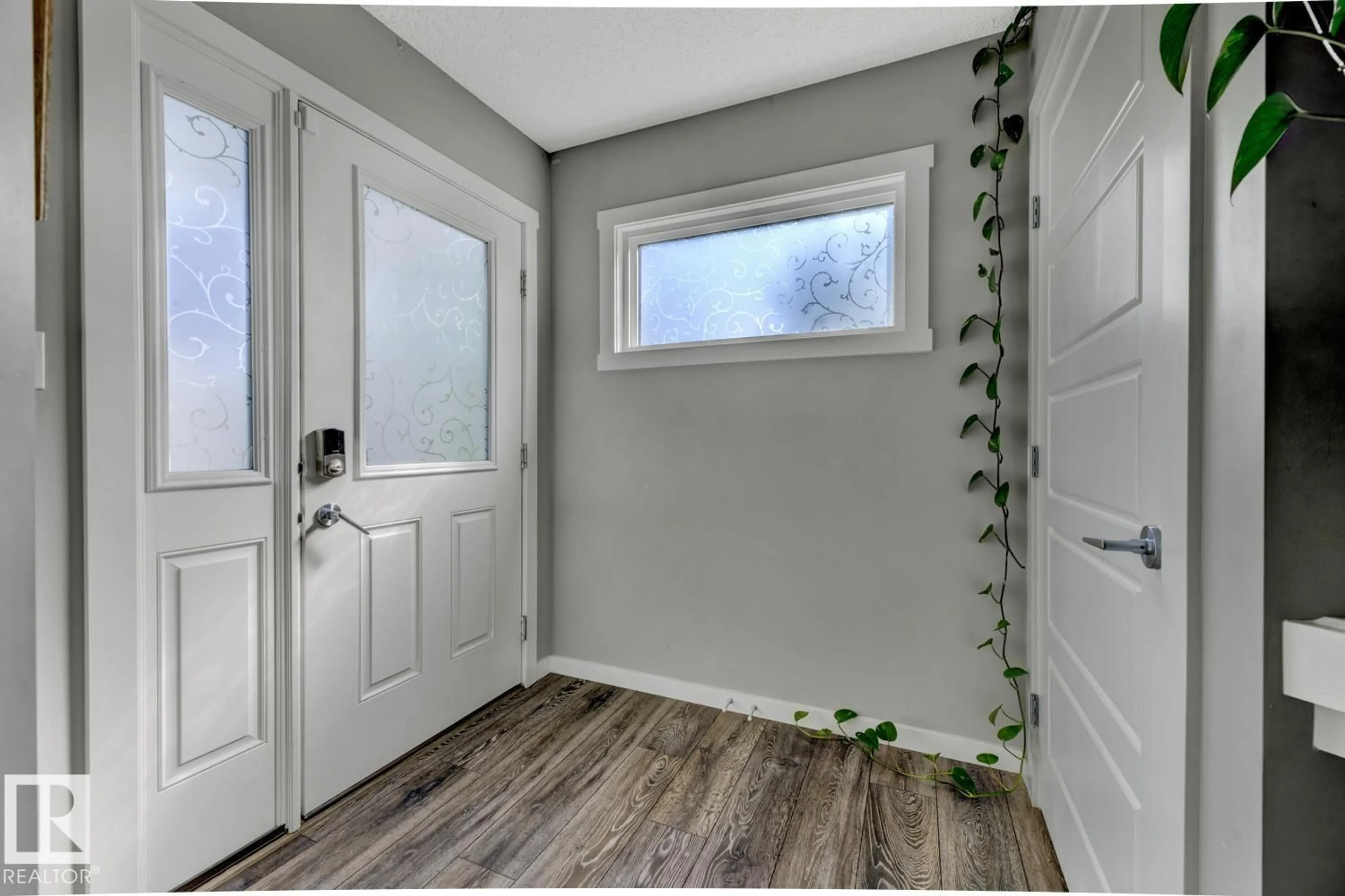 Indoor entryway for 618 40 ST, Edmonton Alberta T6X1A4