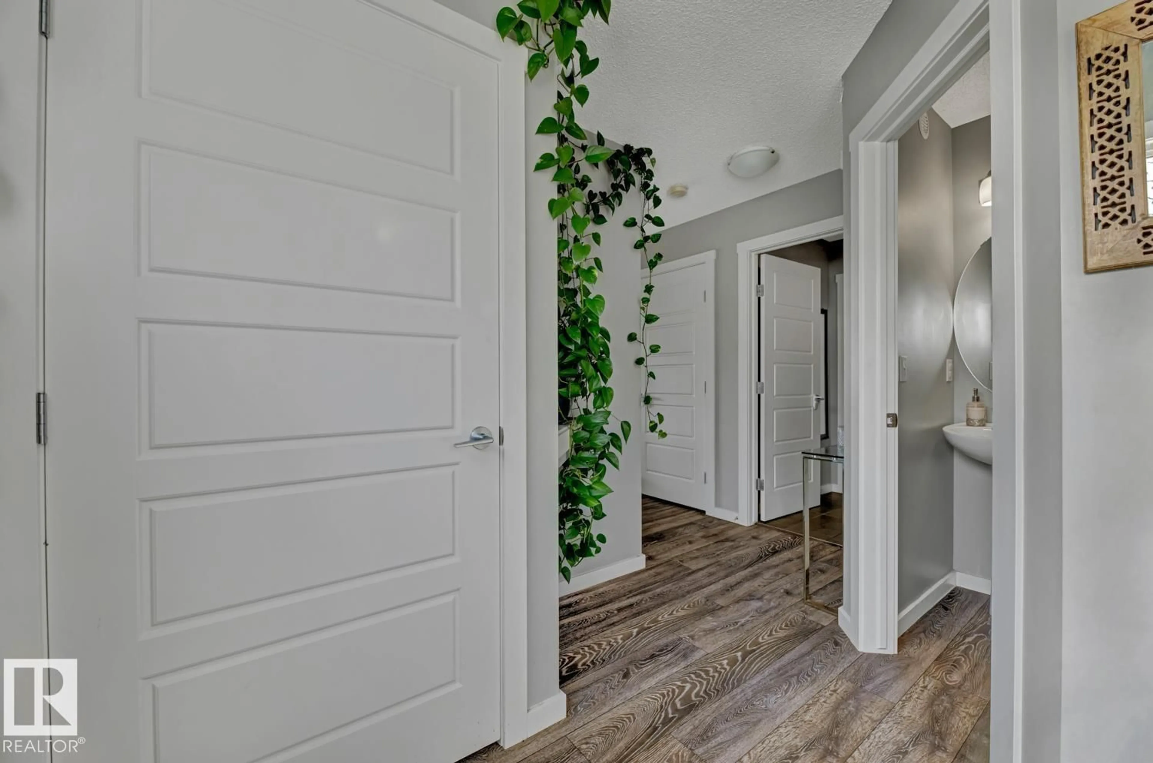 Indoor entryway for 618 40 ST, Edmonton Alberta T6X1A4